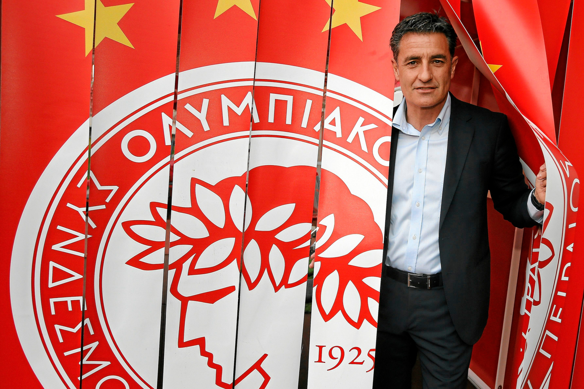 Míchel posa con el escudo de Olympiakos en su anterior etapa en el club griego. JOSÉ A. GARCÍA