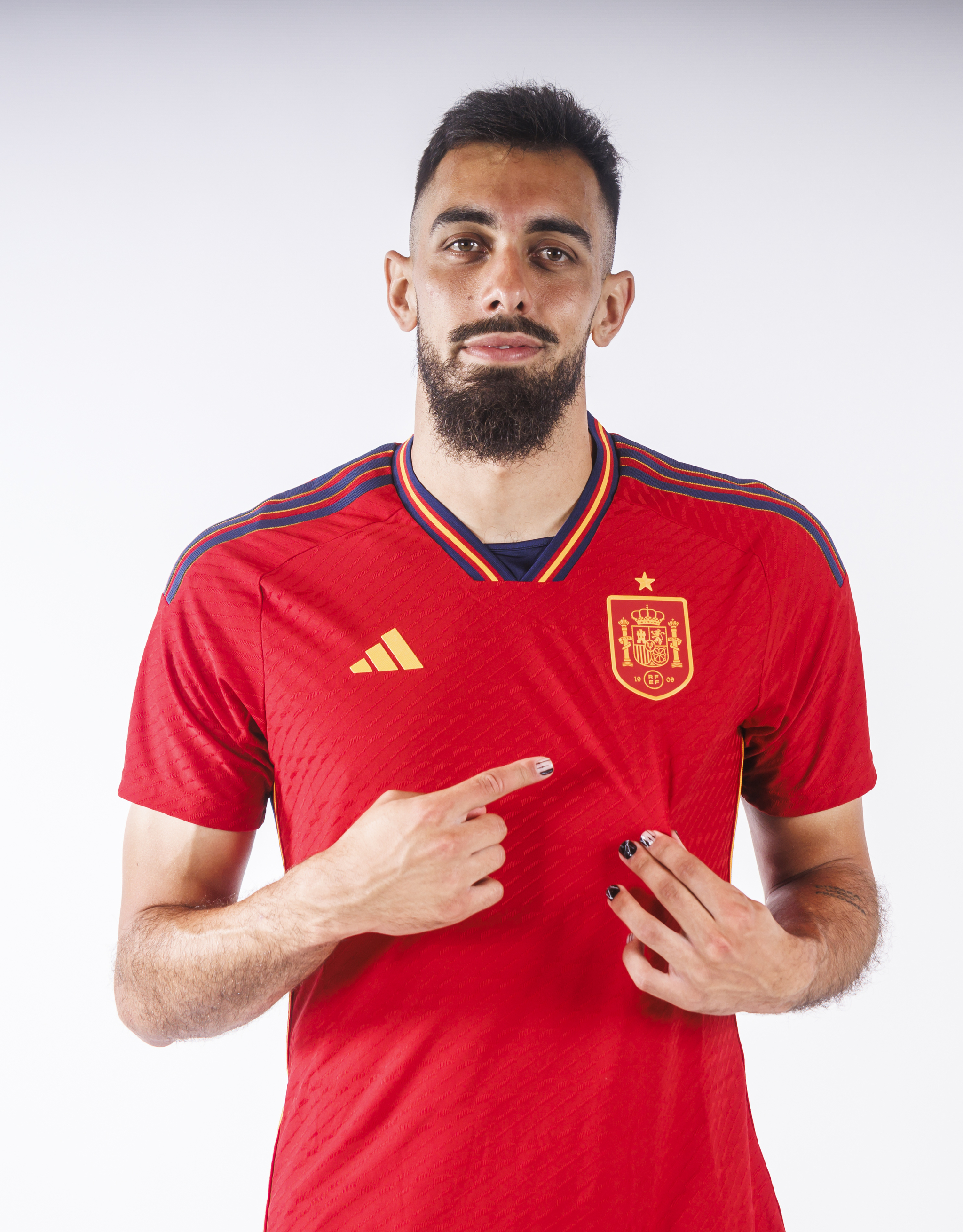 Borja Iglesias posa con la camiseta de la Selección | PABLO GARCÍA / RFEF
