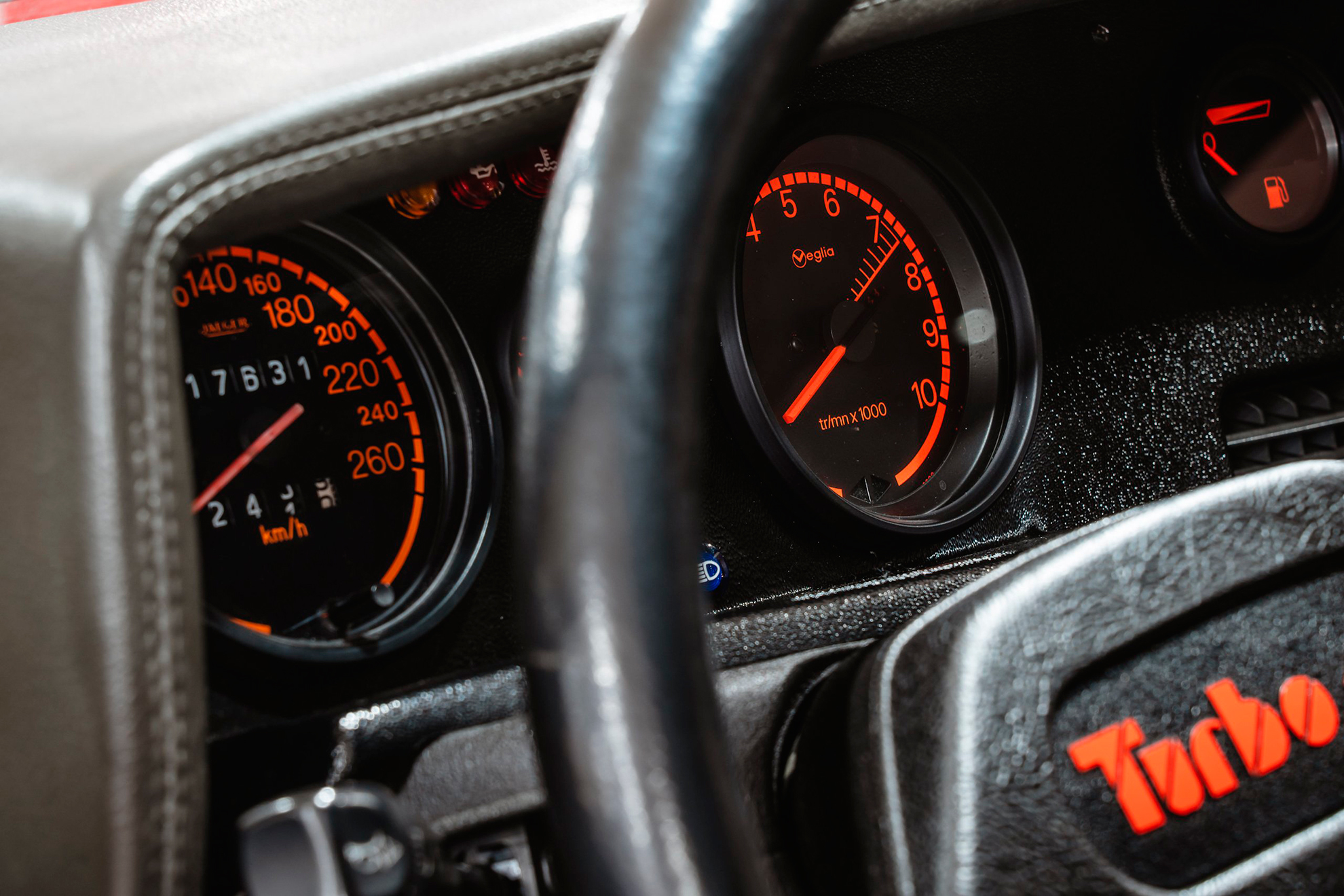 El salpicadero del Turbo 16, al igual que el cuadro de relojes, era diferente al de otros 205. Foto: Peugeot.