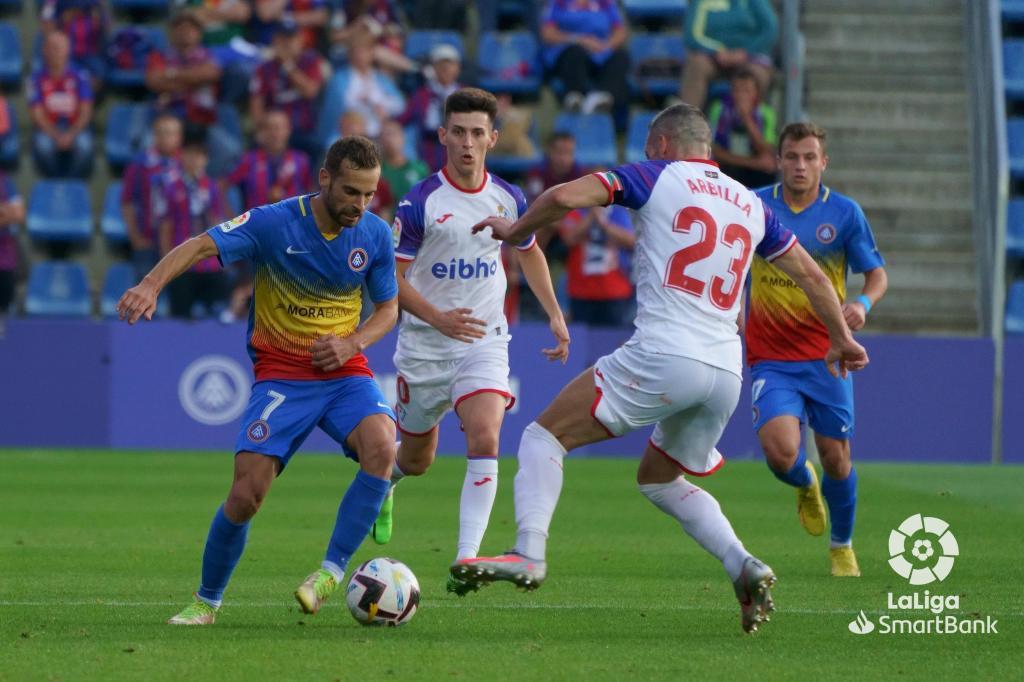 Arbilla pelea un balón en la derrota del Eibar 2-0 en Andorra