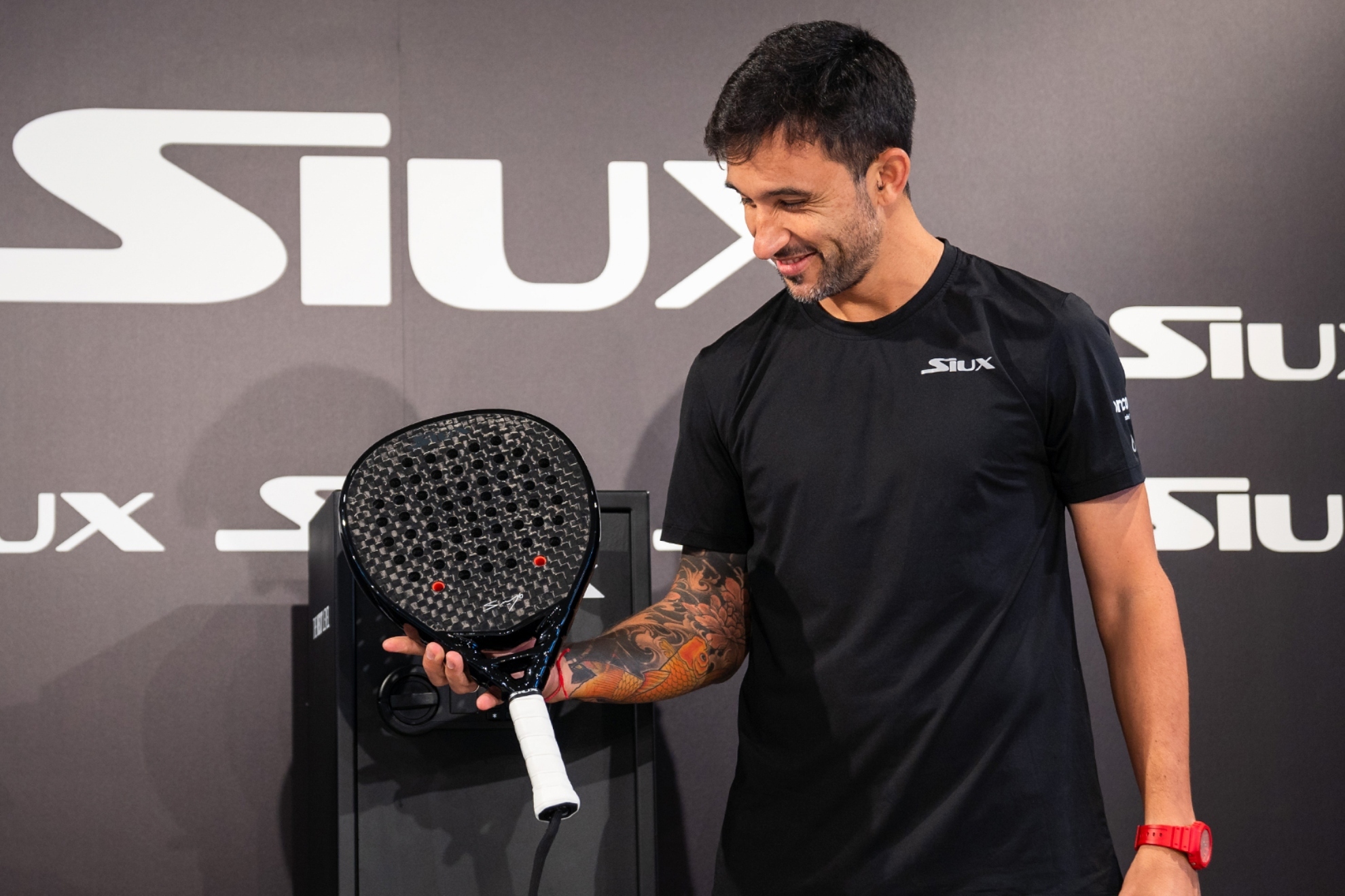 Sanyo Gutirrez, con su nueva pala Siux SG Black Limited Edition. / SIUX