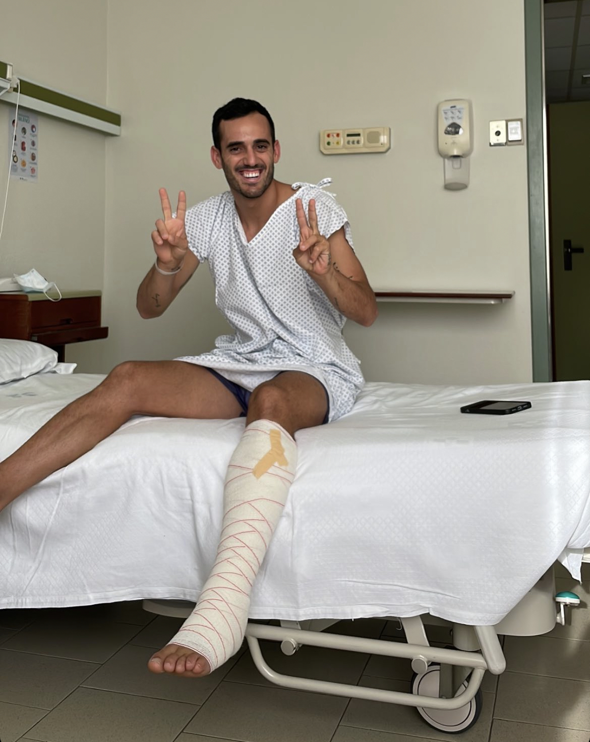 Juanmi, en el hospital de Barcelona donde fue operado