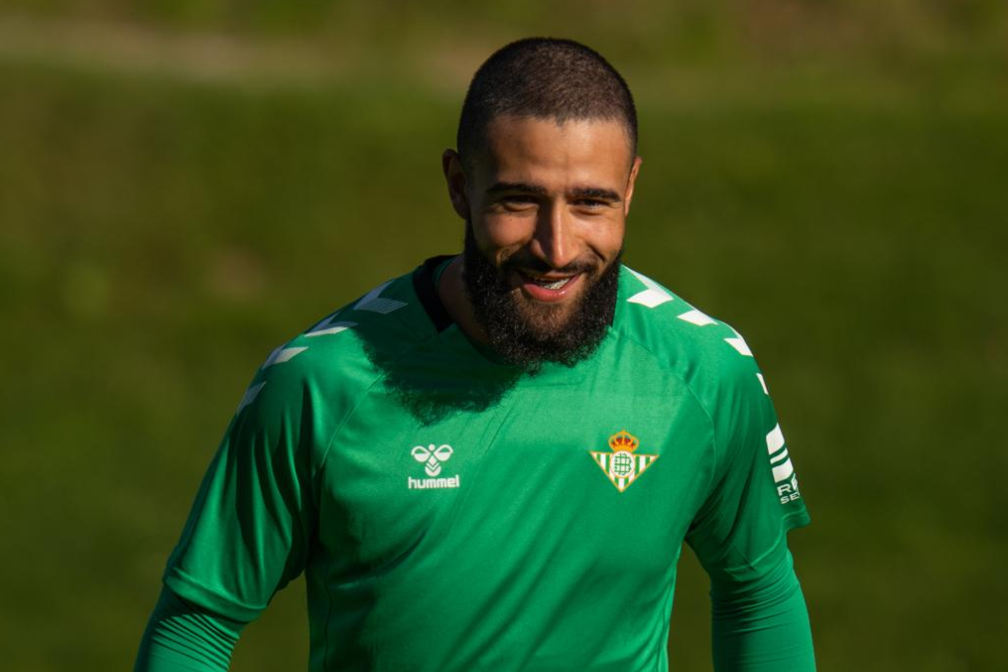 Nabil Fekir sonríe en un entrenamiento del Betis.