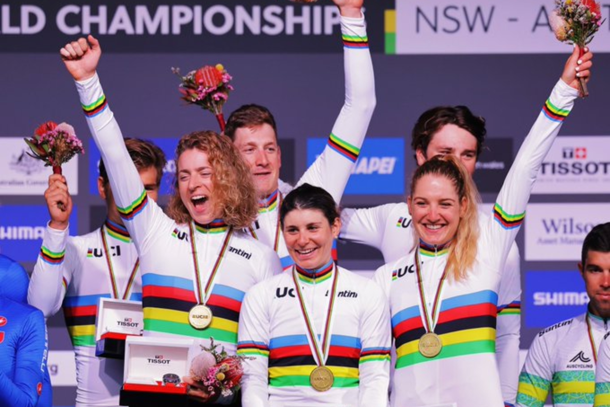 El equipo suizo de relevos mixtos celebra su triunfo en el Mundial de Wollongong. UCI