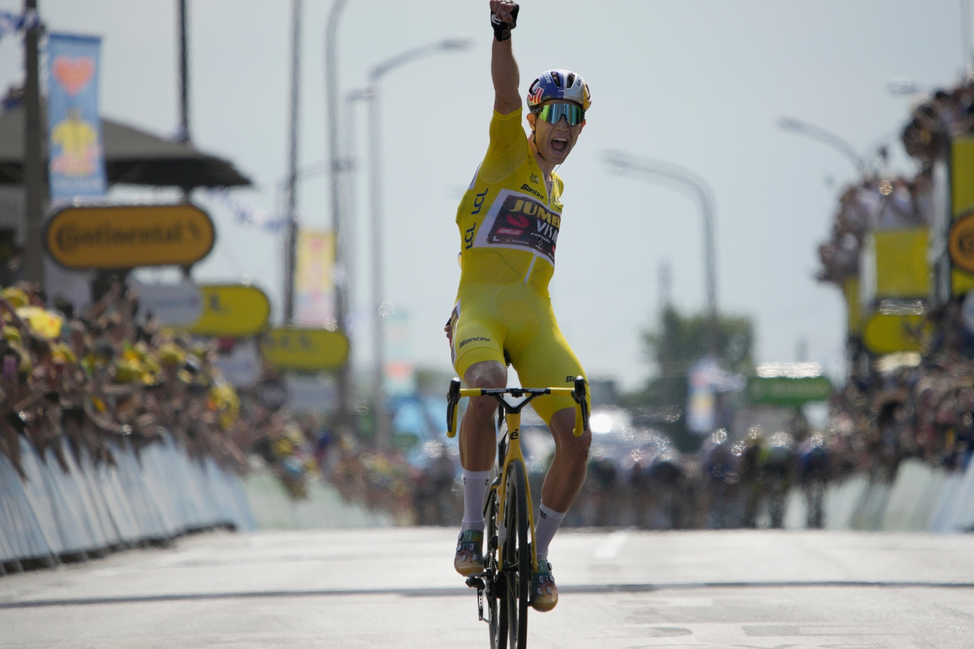 Wout Van Aert celebra su victoria en la cuarta etapa del Tour de Francia 2022. Foto: AP