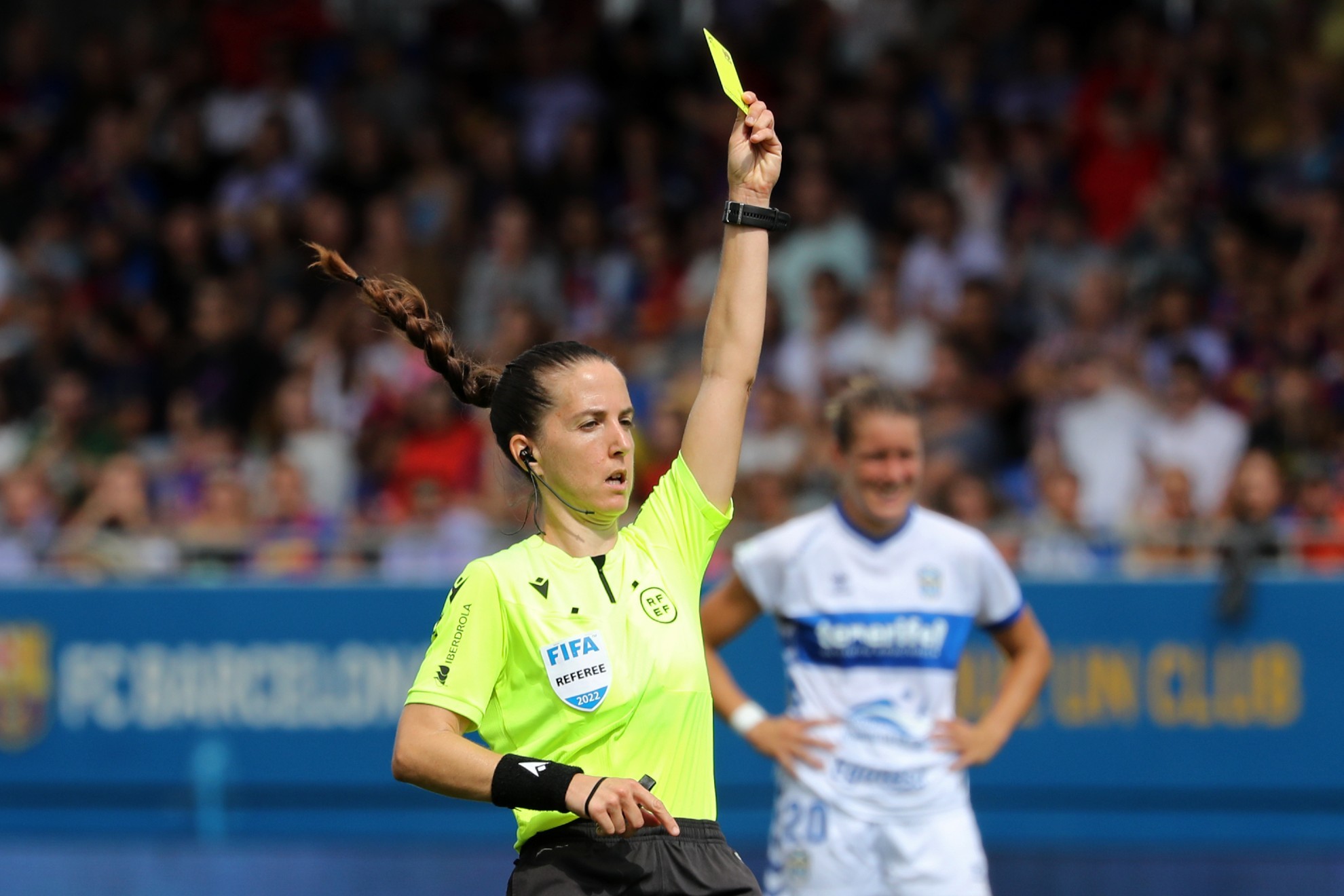 Dolores Martínez muestra tarjeta amarilla a una jugadora del Barcelona / Getty Images