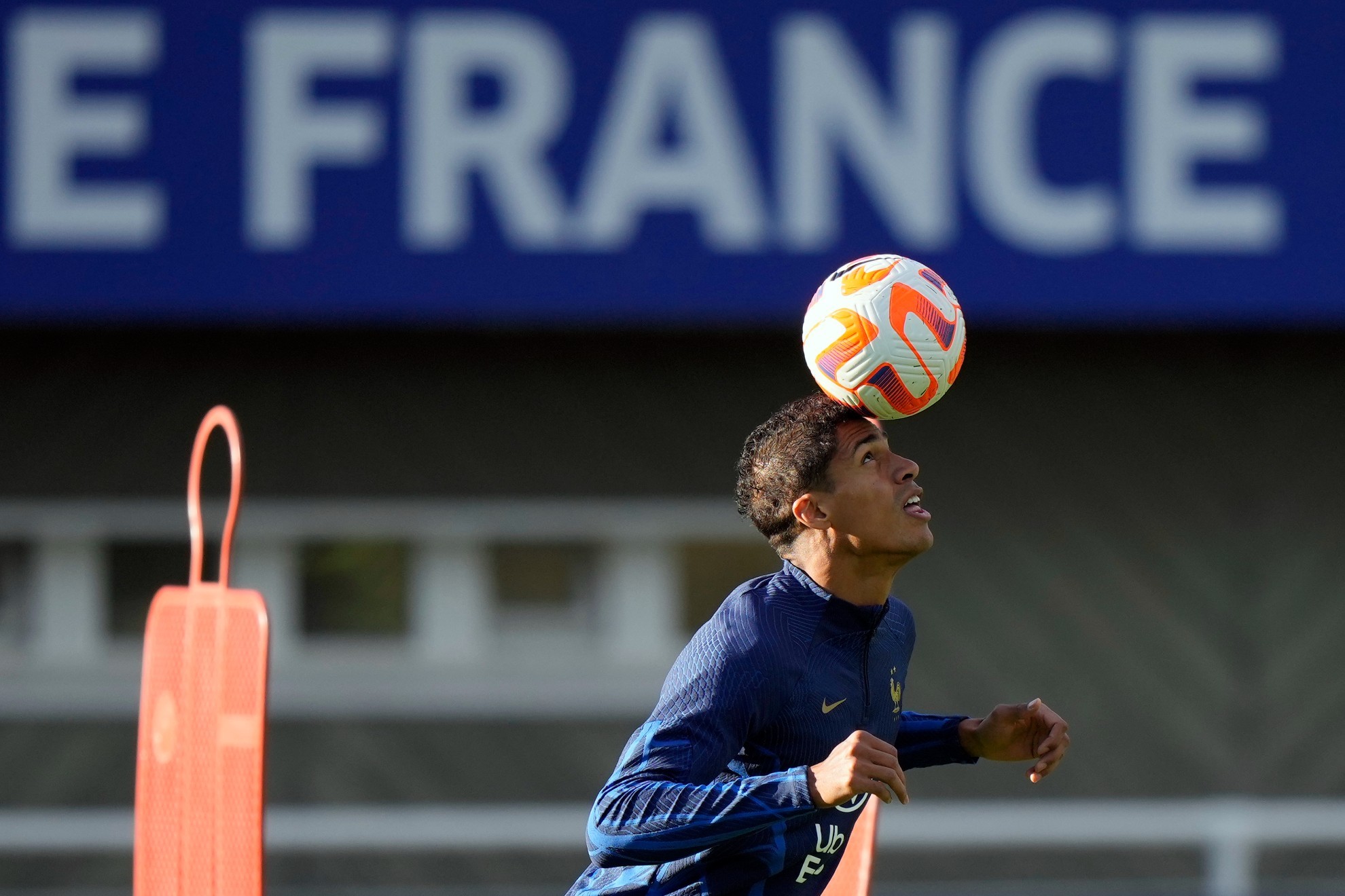 Varane en un calentamiento con la Selección de Francia/ Francois Mori