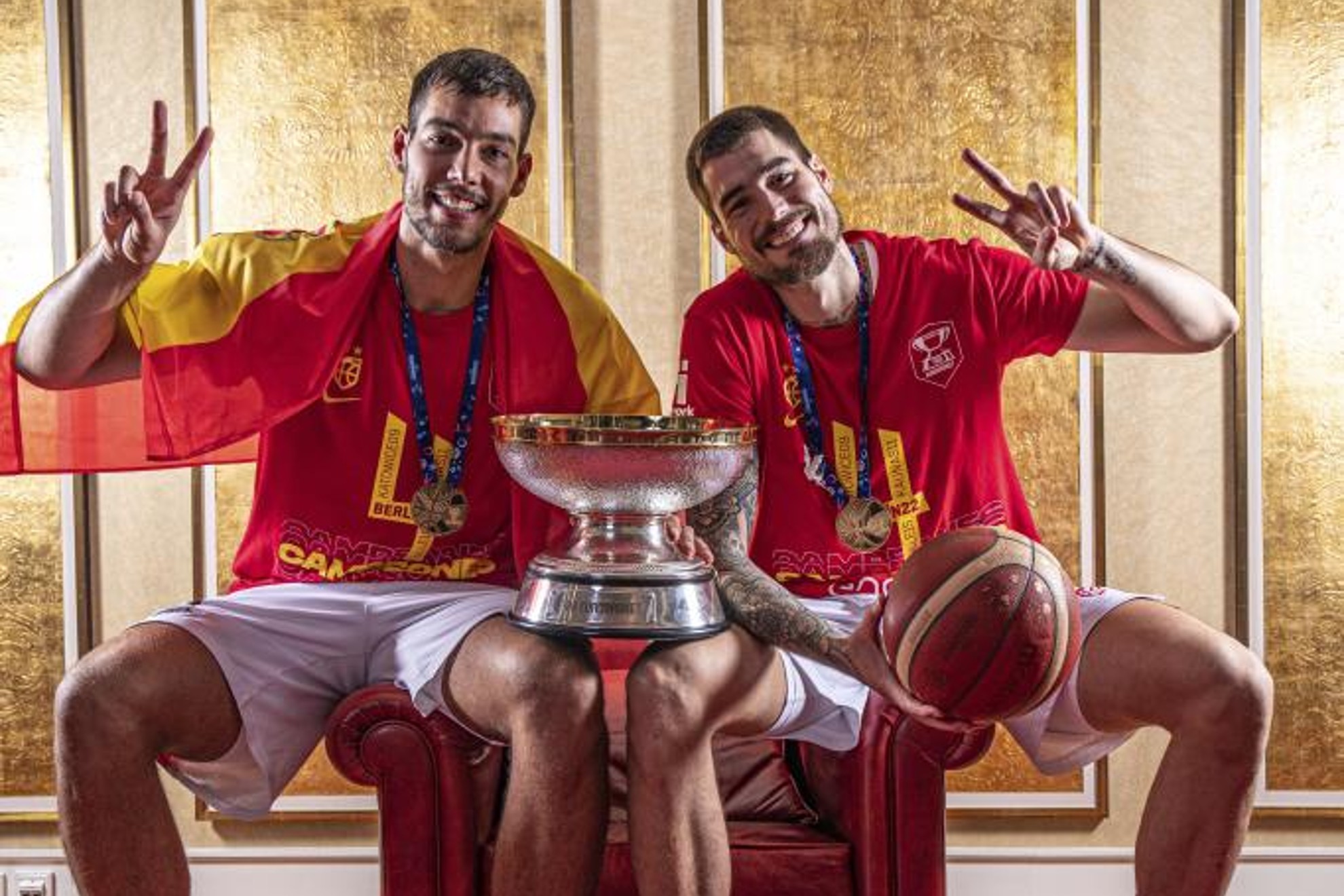 Willy y Juancho Hernangómez posan con el trofeo de campeones del Eurobasket y sus medallas de oro / ALBERTO NEVADO (FEB)