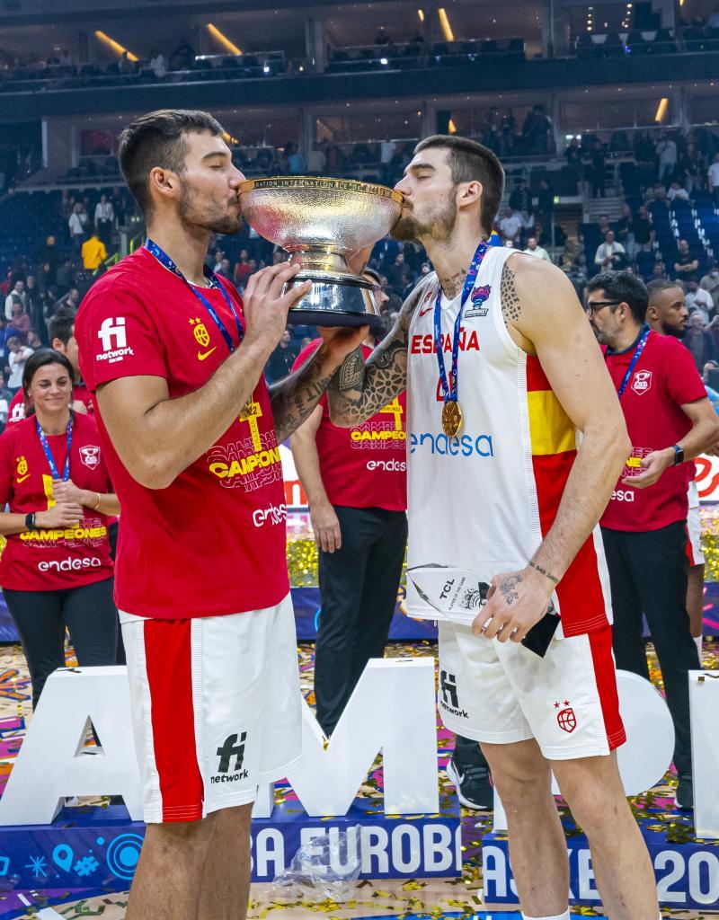 Willy y Juancho besan el trofeo de campeones del Eurobasket. / ALBERTO NEVADO / FEB