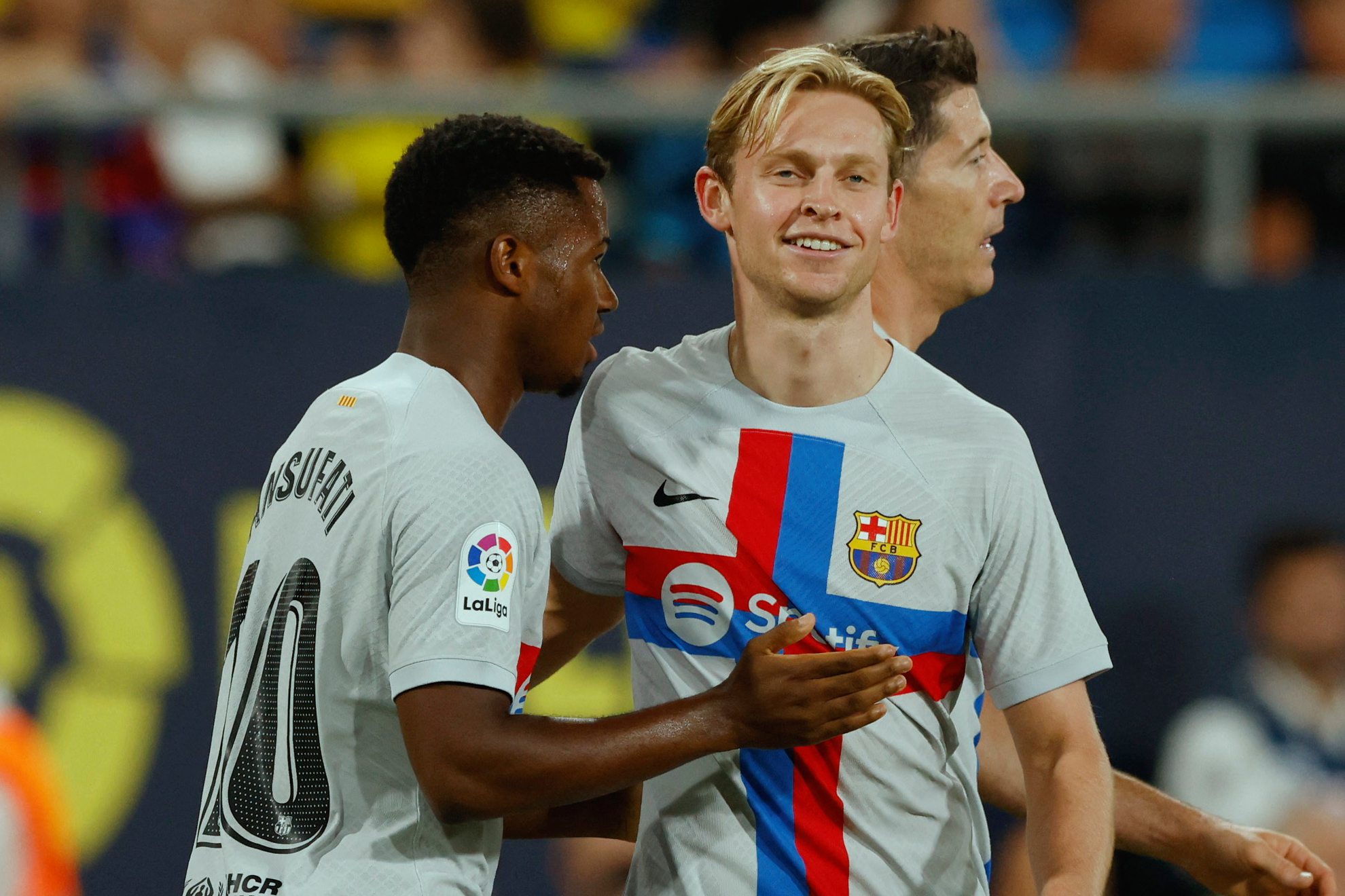 Frenkie de Jong celebra un gol con Ansu Fati y Lewandowski | Reuters