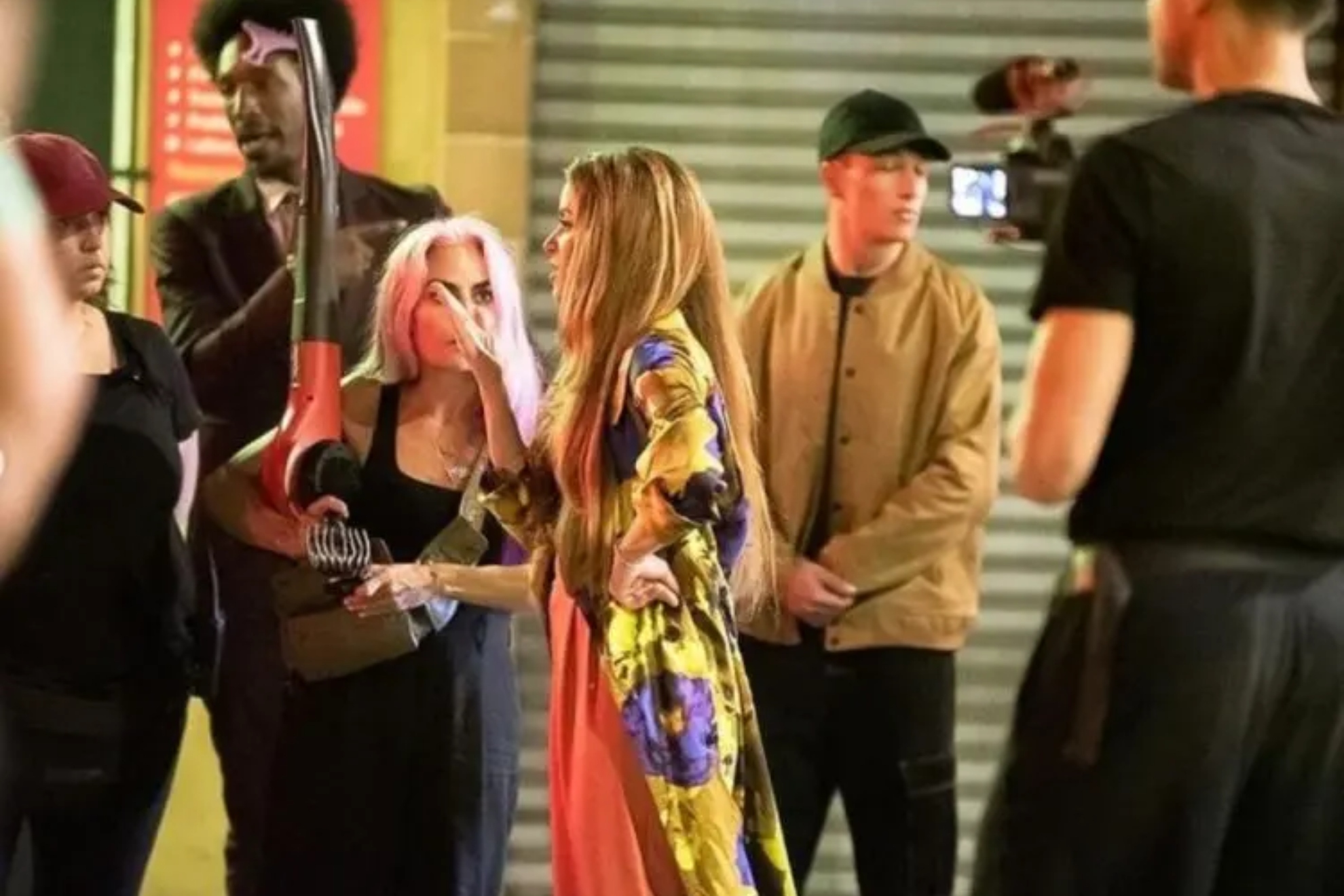 Shakira stops music video shoot to help journalist beaten by cops