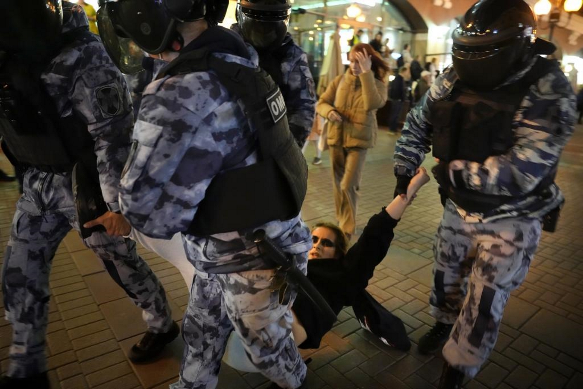 La policía detiene a un manifestante en las protestas de Moscú contra Putin.