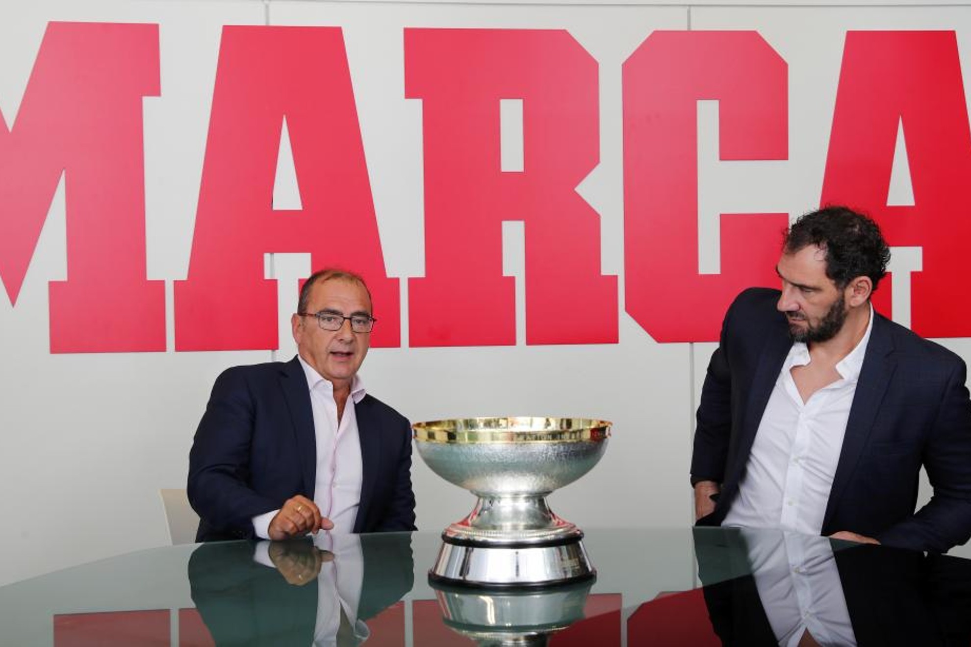 Jorge Garbajosa, con la copa de campeones, junto a Juan Ignacio Gallardo, director de Marca/RAFA CASAL.