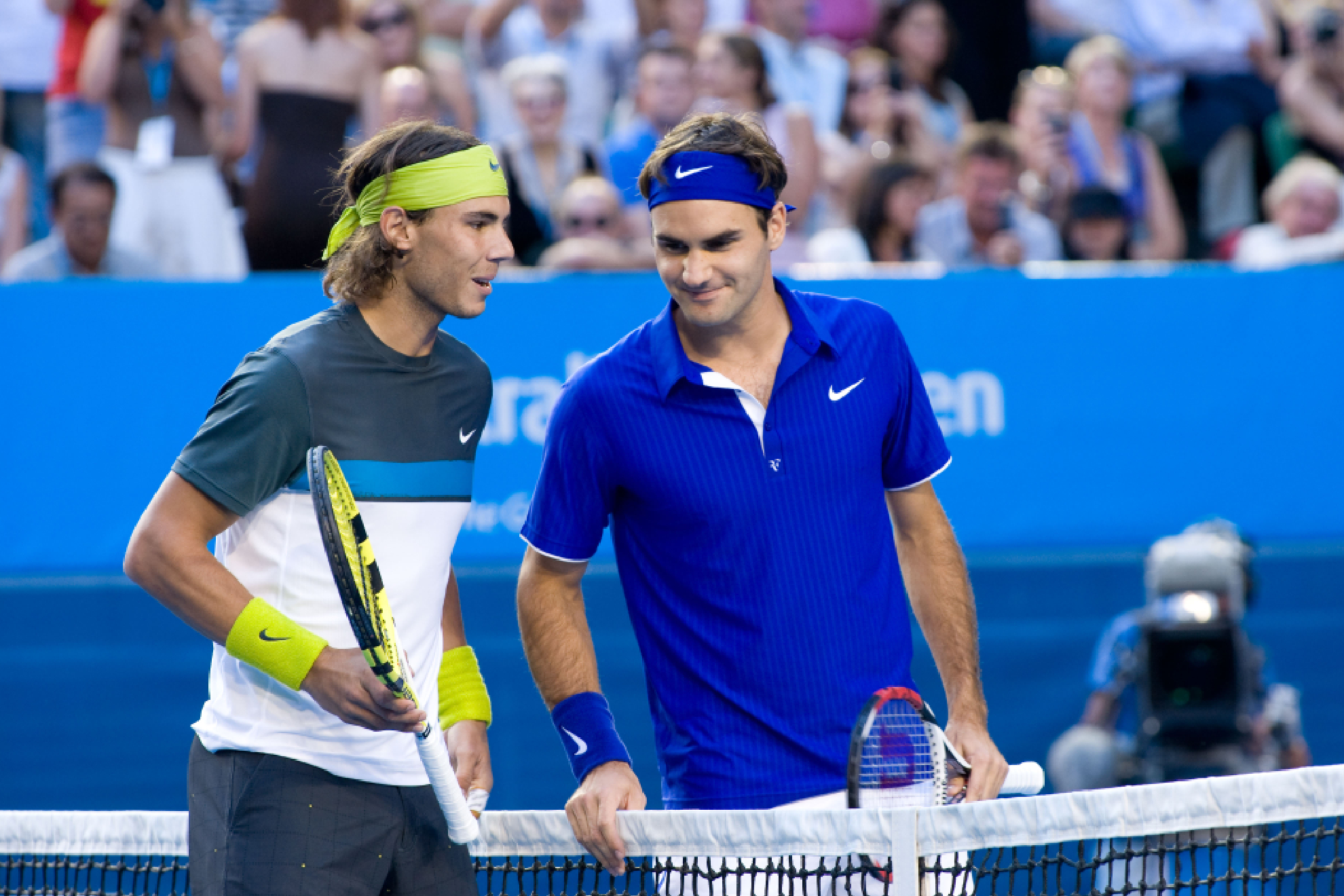 Rafa Nadal y Roger Federer se saludan al acabar un partido. MARCA