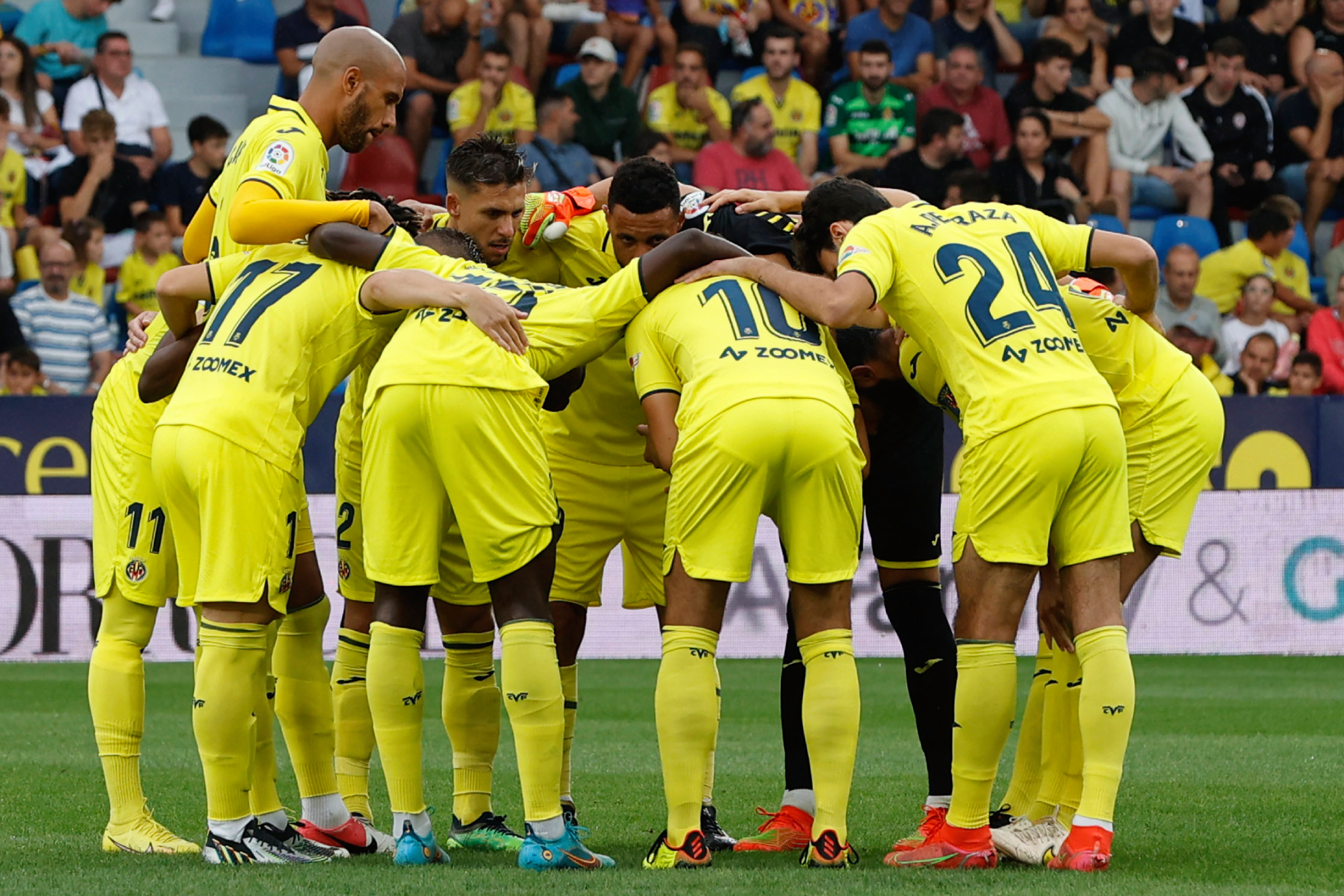 Abrazo de los jugadores del Villarreal antes del inicio de partido/ Carme Ripolles