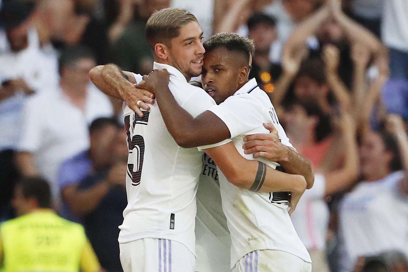 Valverde y Rodrygo se abrazan durante un partido del Real Madrid en el Bernabéu esta temporada. CHEMA REY