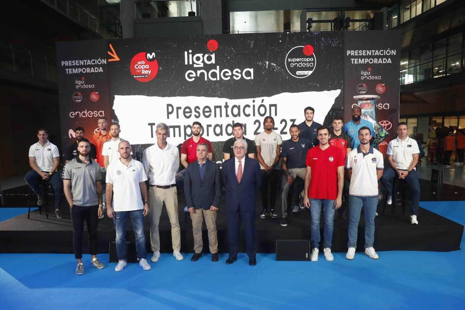 Los jugadores representantes de los clubs posan con Antonio Martn, Jos Manuel Franco y Jos Bogas / JOS ANTONIO GARCA