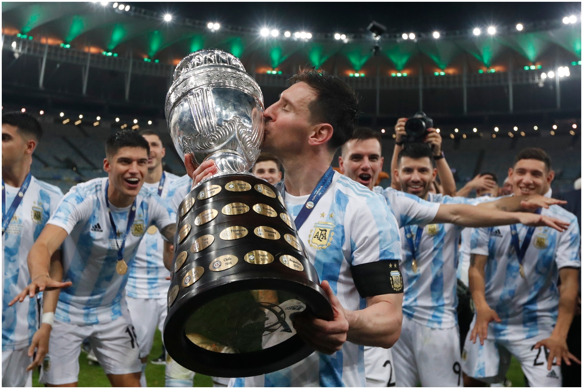 Leo Messi besa la Copa America conquistada en la final ante Brasil y en Maracaná el pasado año. EFE