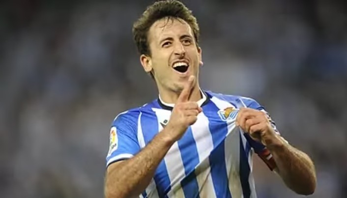 Mikel Oyarzabal señala el escudo de la Real, en la celebración de un gol.