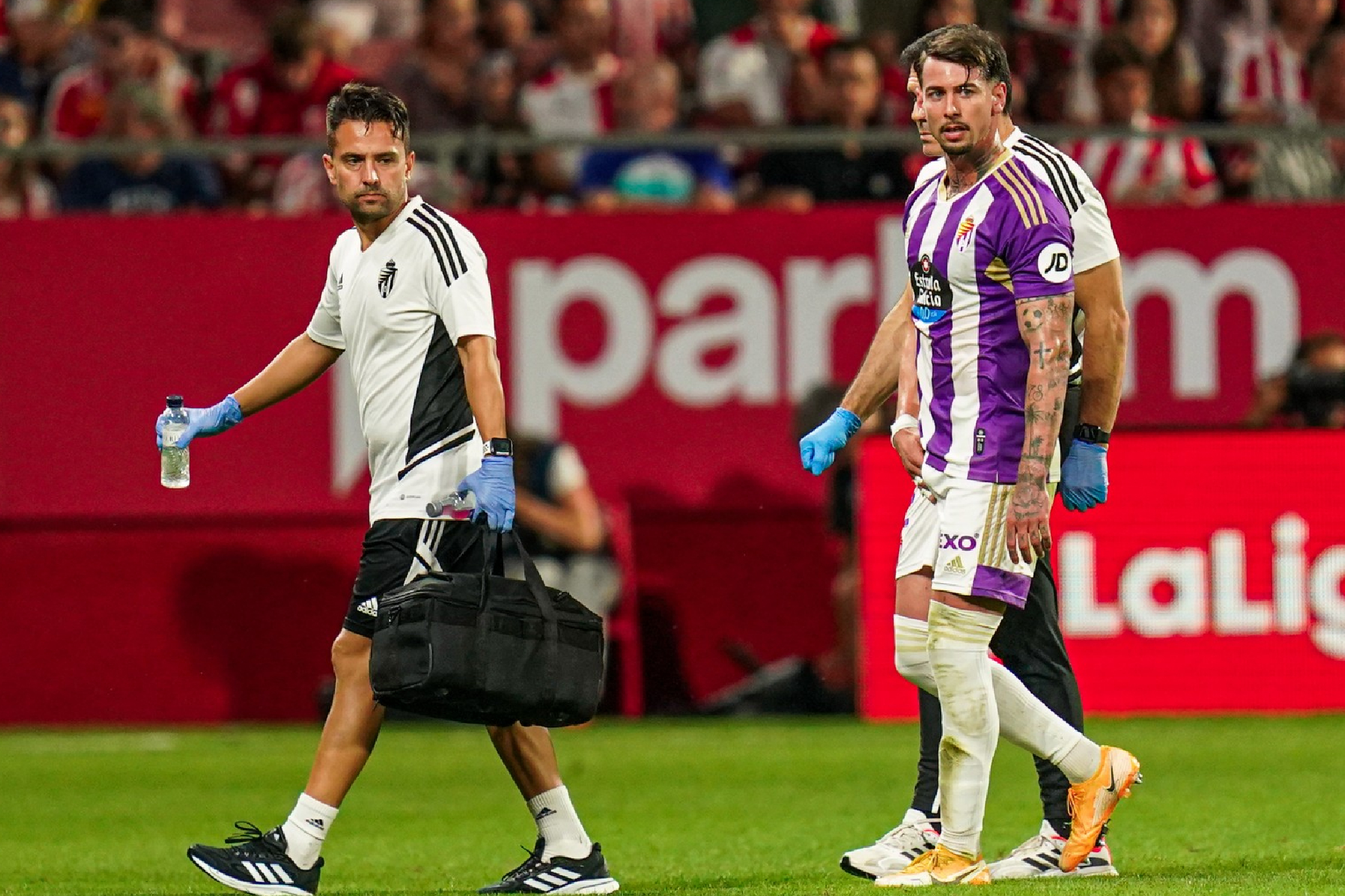 Luis Pérez se retira lesionado en el partido frente al Girona. REAL VALLADOLID CF