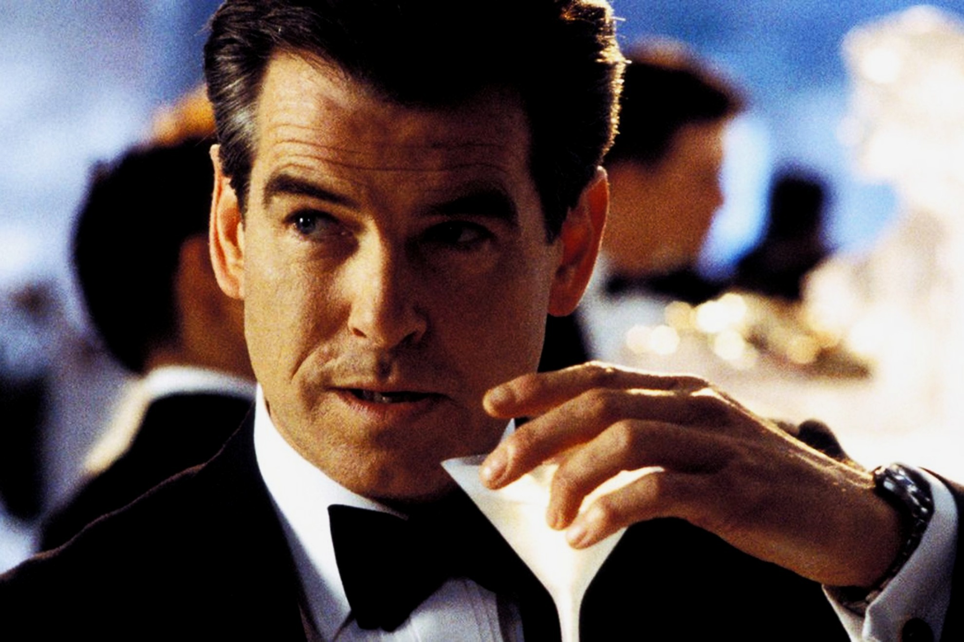Pierce Brosnan interpretando a James Bond