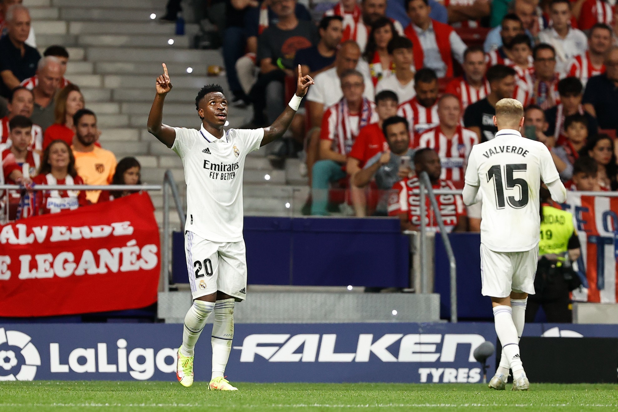 Vinicius celebra el segundo gol del Madrid en el Metropolitano, obra de Valverde. ÁNGEL RIVERO
