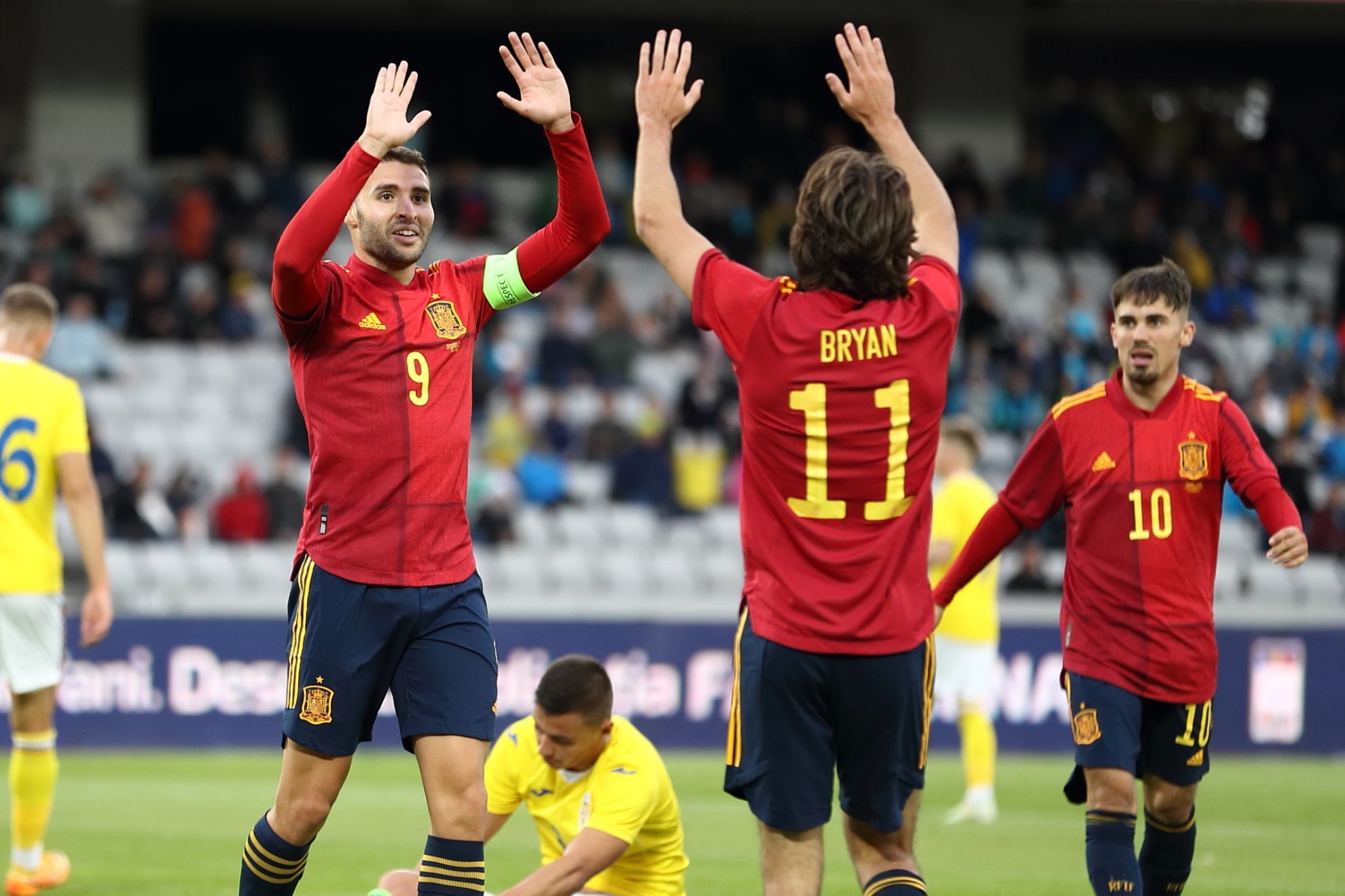 Abel Ruiz y Bryan celebran el segundo gol de España / RFEF
