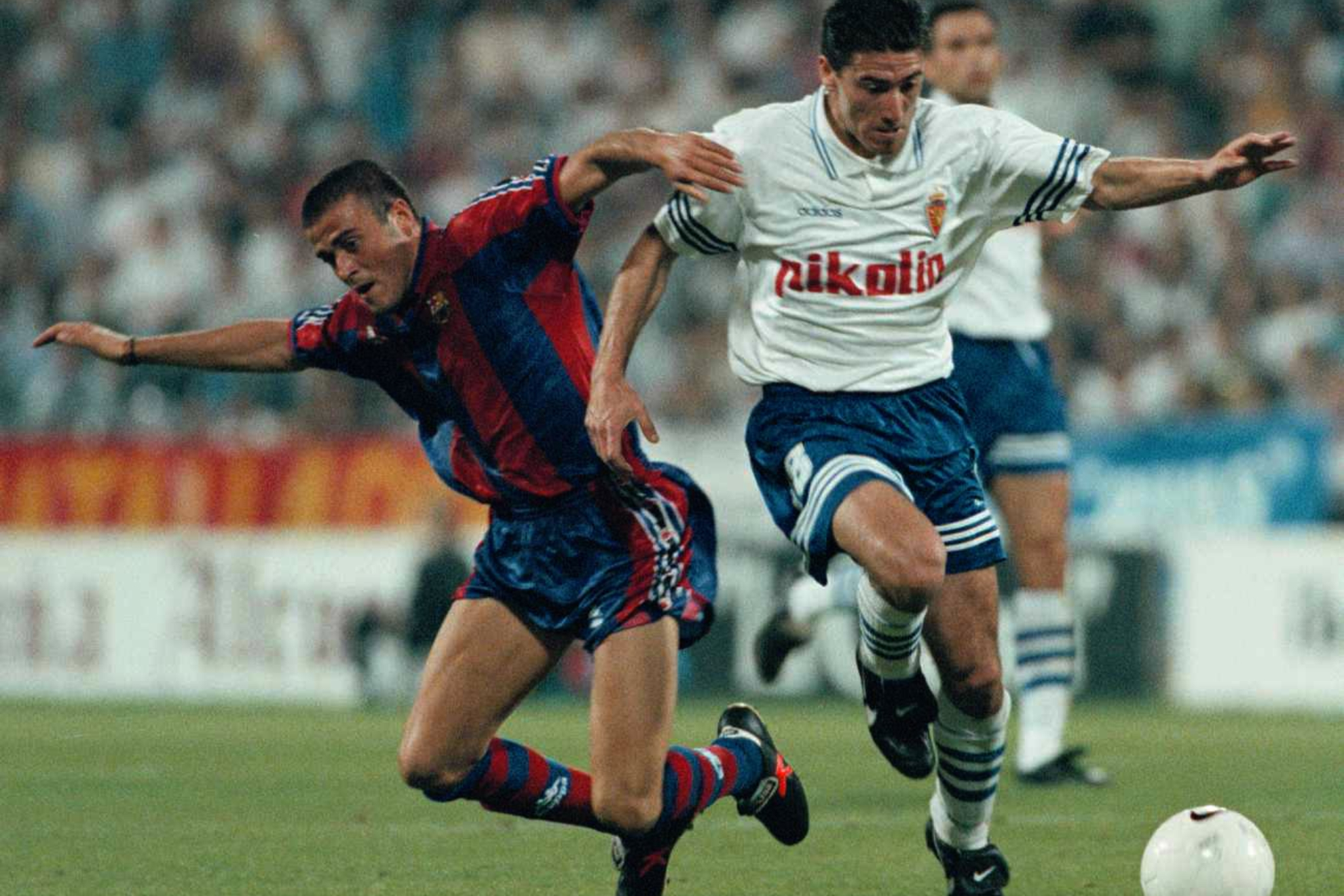 Luis Enrique y Kily González, en el partido de La Romareda de la 96-97/MARCA