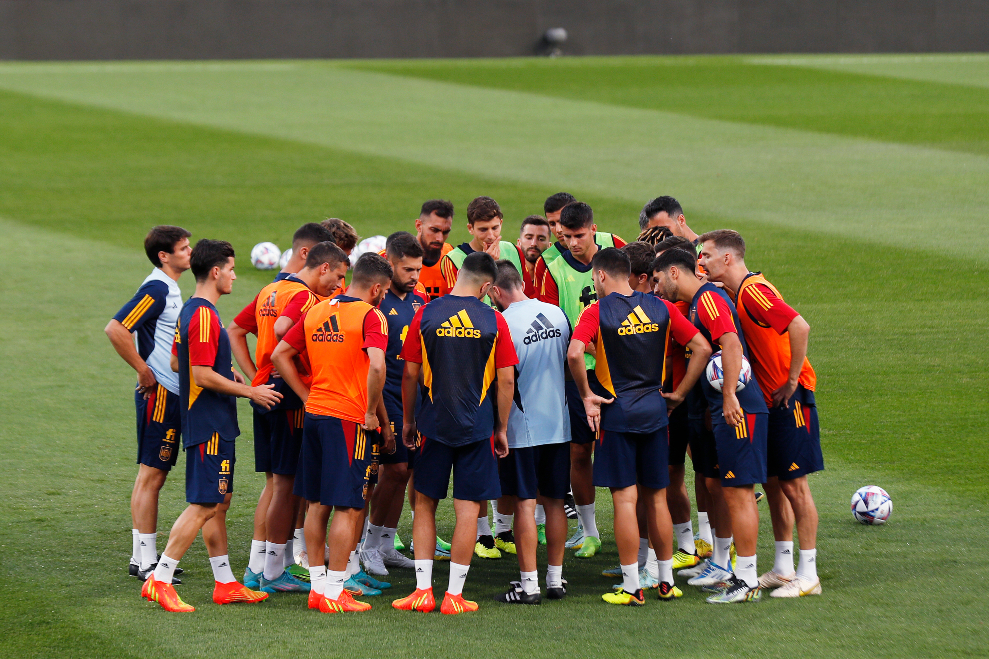 Los jugadores de la selección, en el entrenamiento de ayer en La Romareda/CHEMA REY.