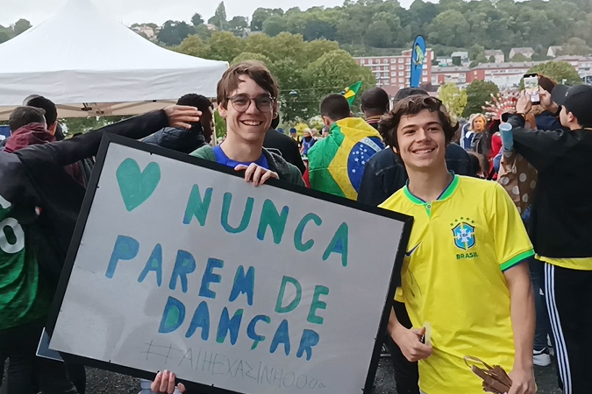 La pizarra que representa a Brasil: "Nunca dejis de bailar"