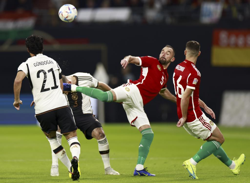 Gündogan y Fiola luchan por el balón en el Alemania 0-1 Hungría. EFE