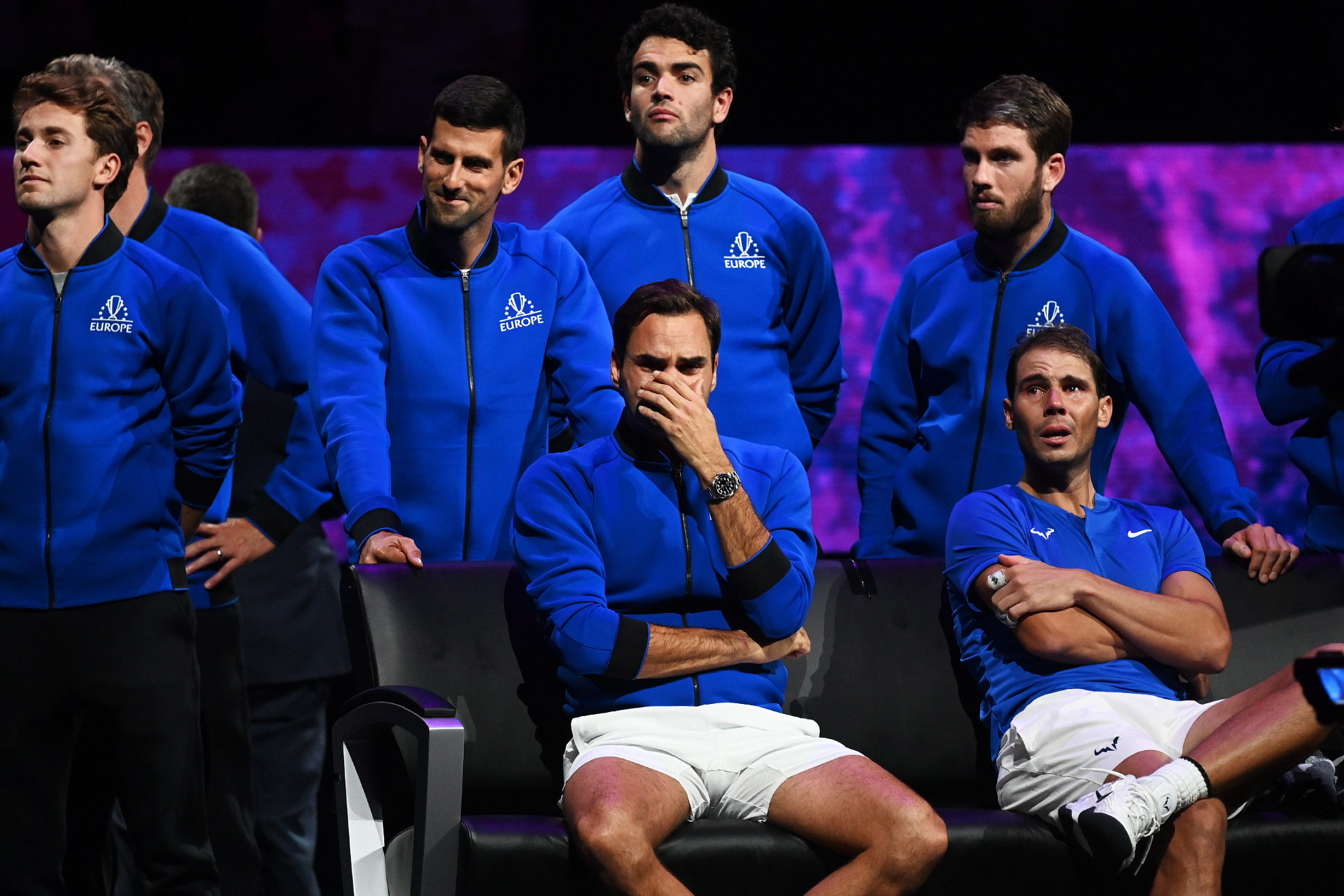Federer, llorando tras el partido, junto a los miembros del equipo europeo / EFE