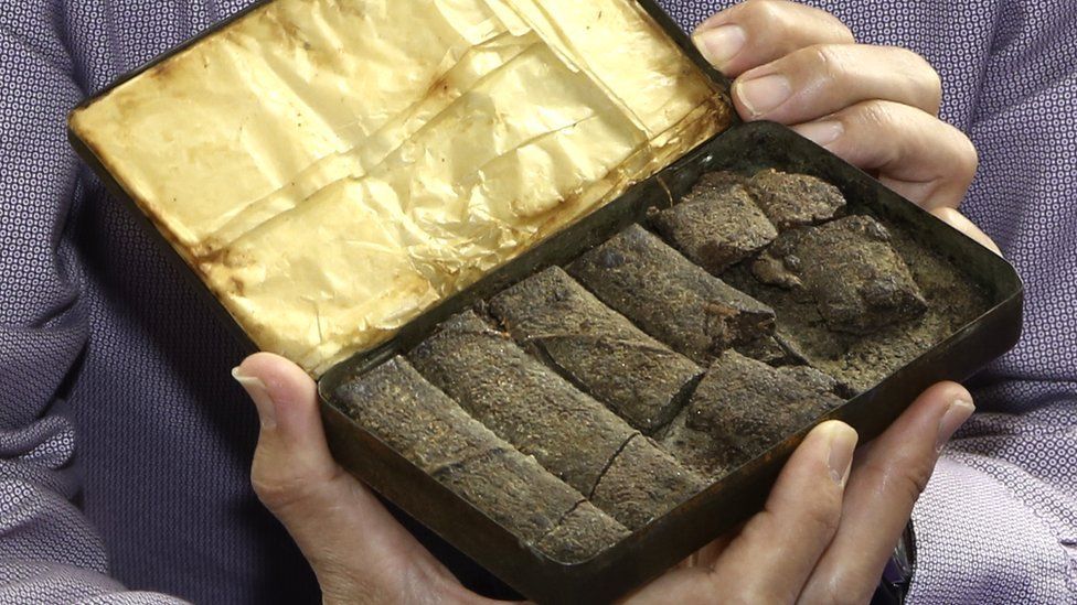 Imagen de las tabletas de chocolate vendidas por más de 500 euros en una subasta. / BBC