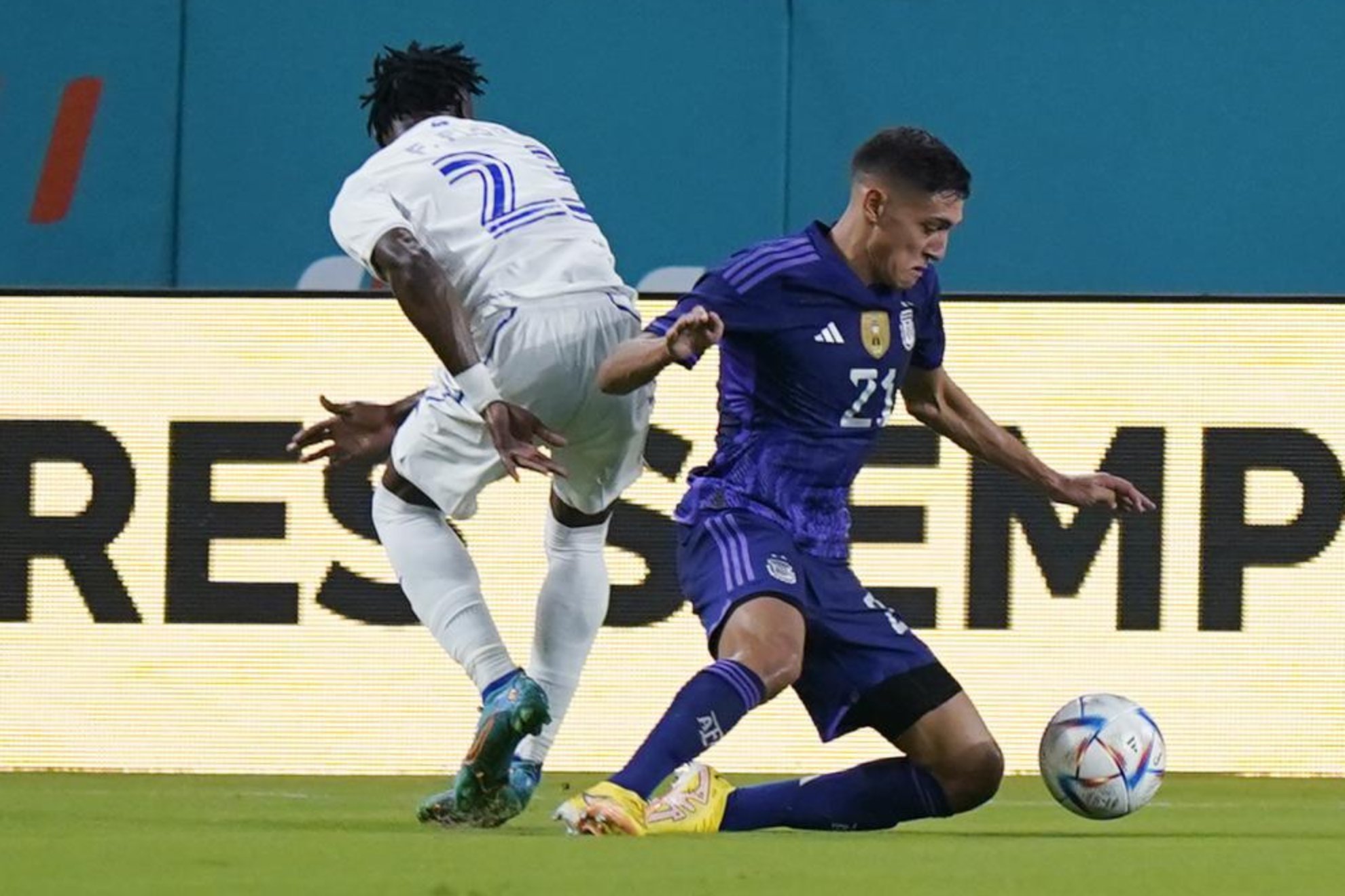 Nahuel Molina durante el partido ante Honduras / AP