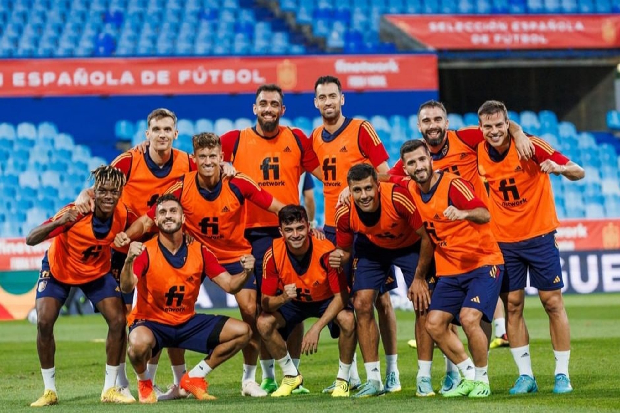 Varios de los jugadores de la selección española de fútbol posan durante el entrenamiento en La Romareda | @sefutbol