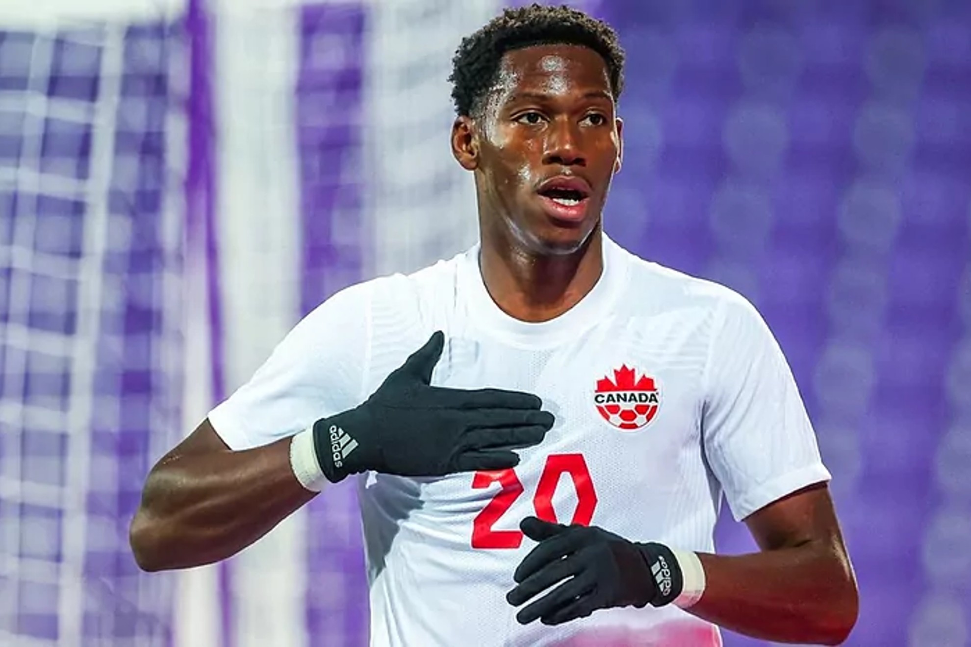 ¿Por qué un jugador de Canadá celebró un gol cubriendo el logo de Nike en su uniforme?