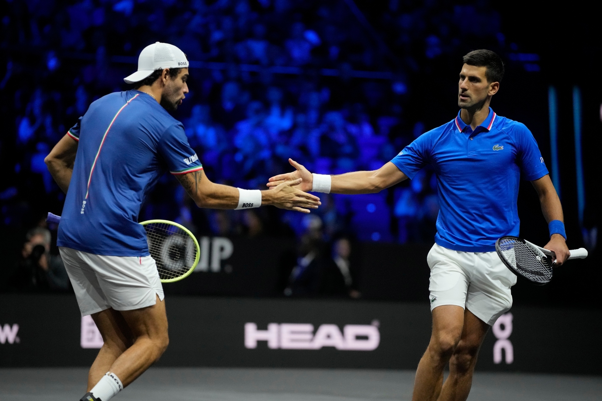 Berettini y Djokovic chocan sus manos/AP