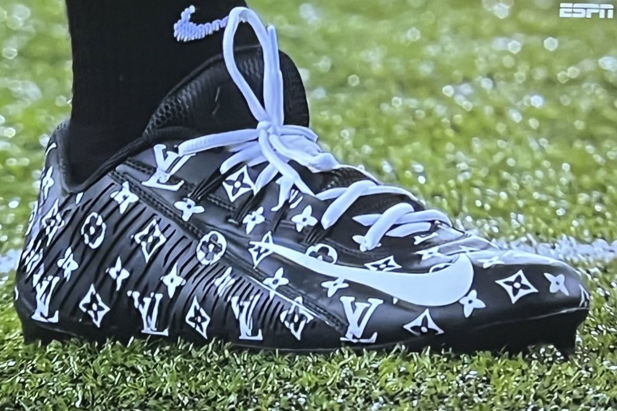 underkjole Chaiselong Begrænse LeBron James reacts to Ohio State WR Marvin Harrison Jr. wearing Louis  Vuitton cleats | Marca