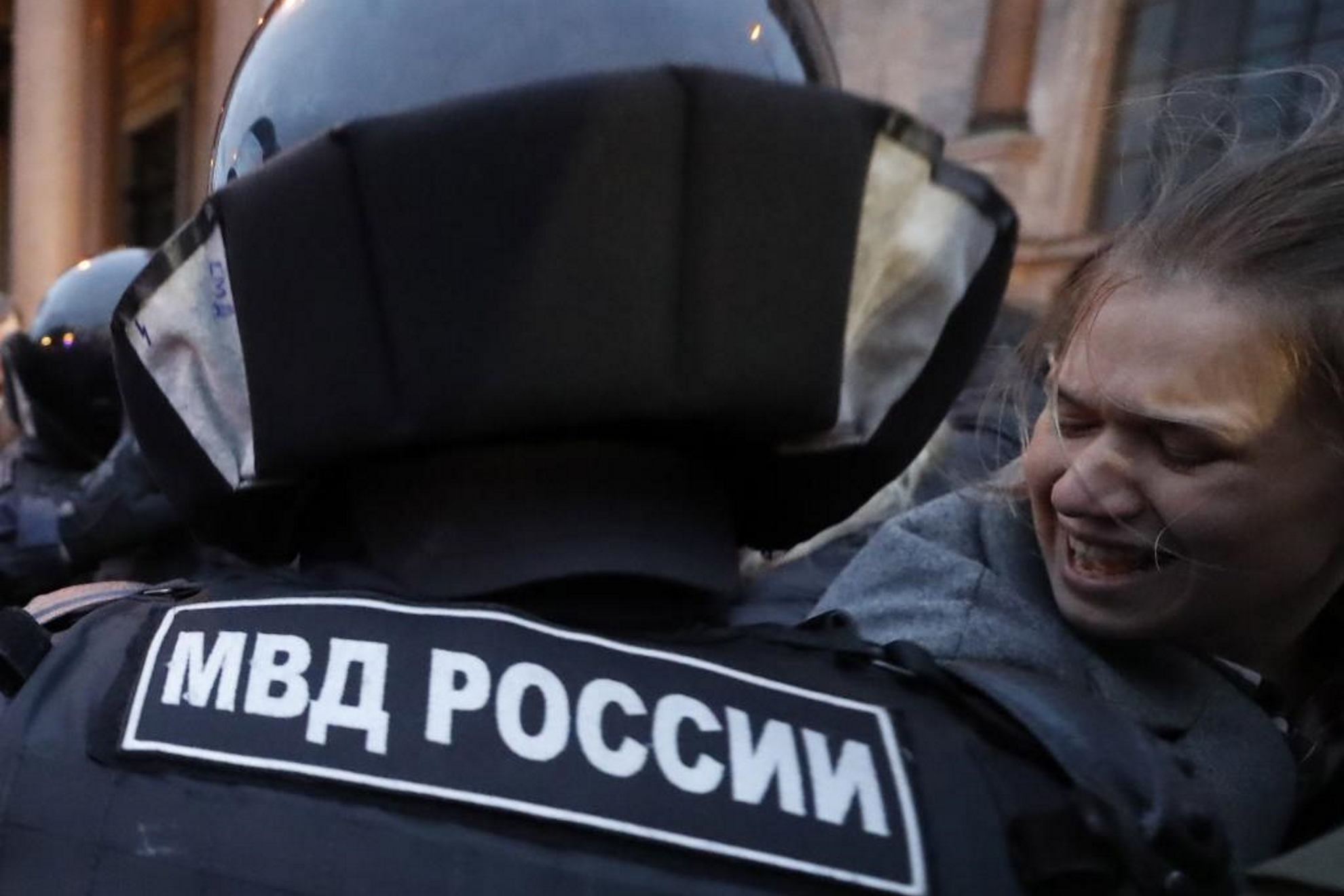 Un policía, durante las protestas en San Petersburgo.