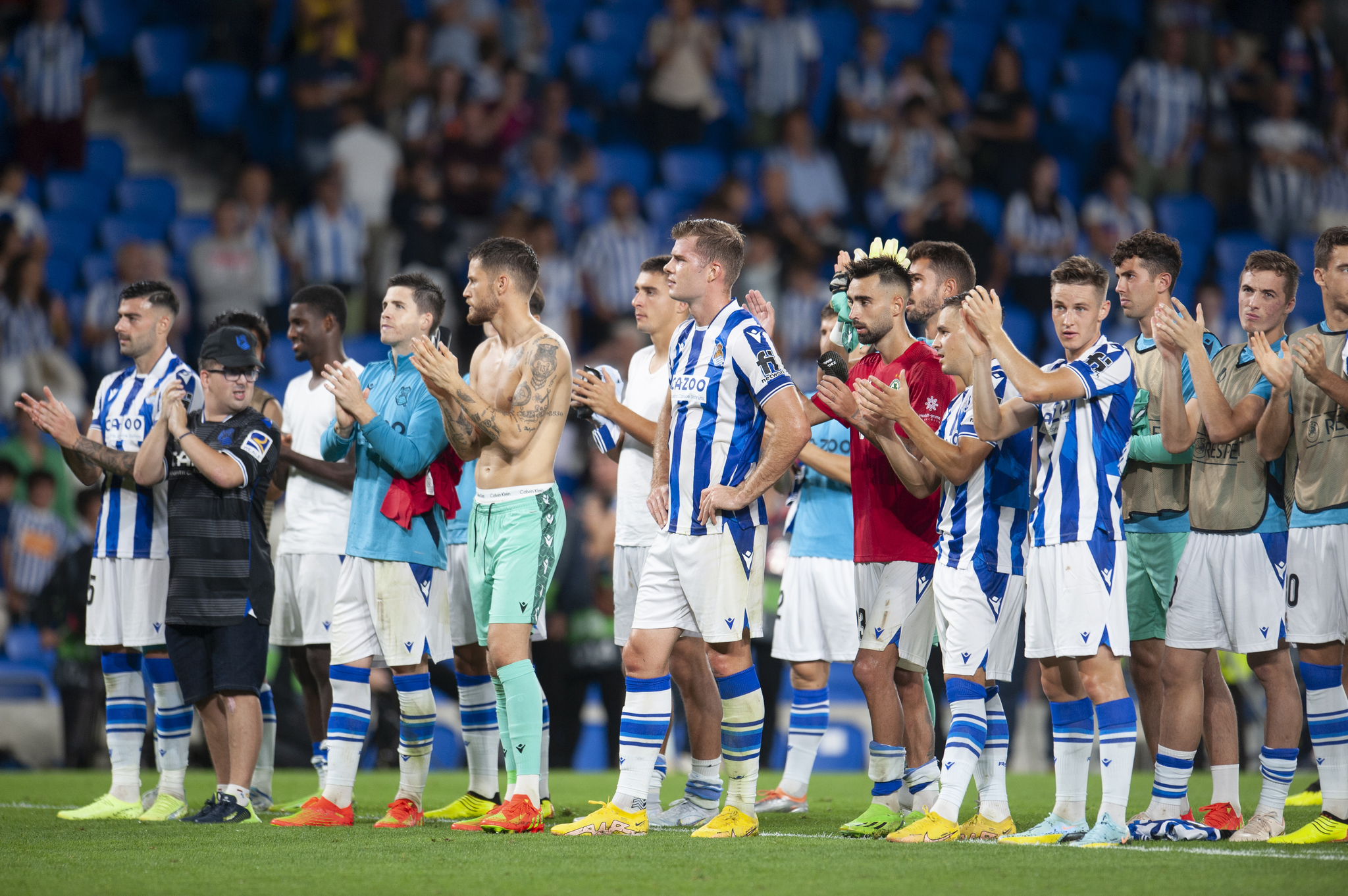 Los jugadores realistas aplauden a su afición, tras el partido contra el Omonia.