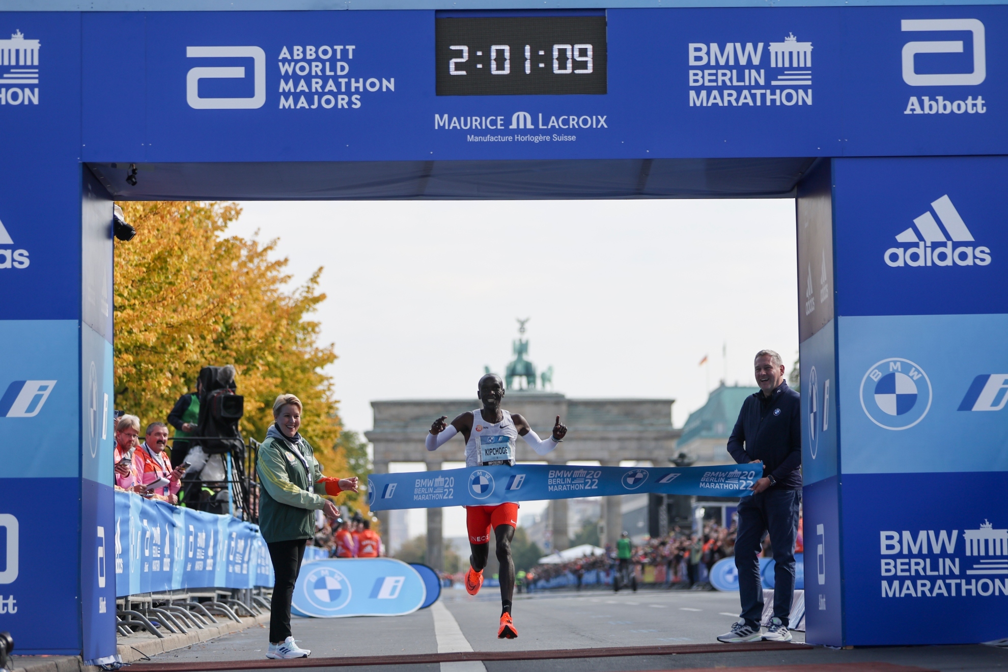 Eliud Kipchoge cruza la línea de meta del Maratón de Berlín 2022 con un nuevo récord mundial. Foto: AP