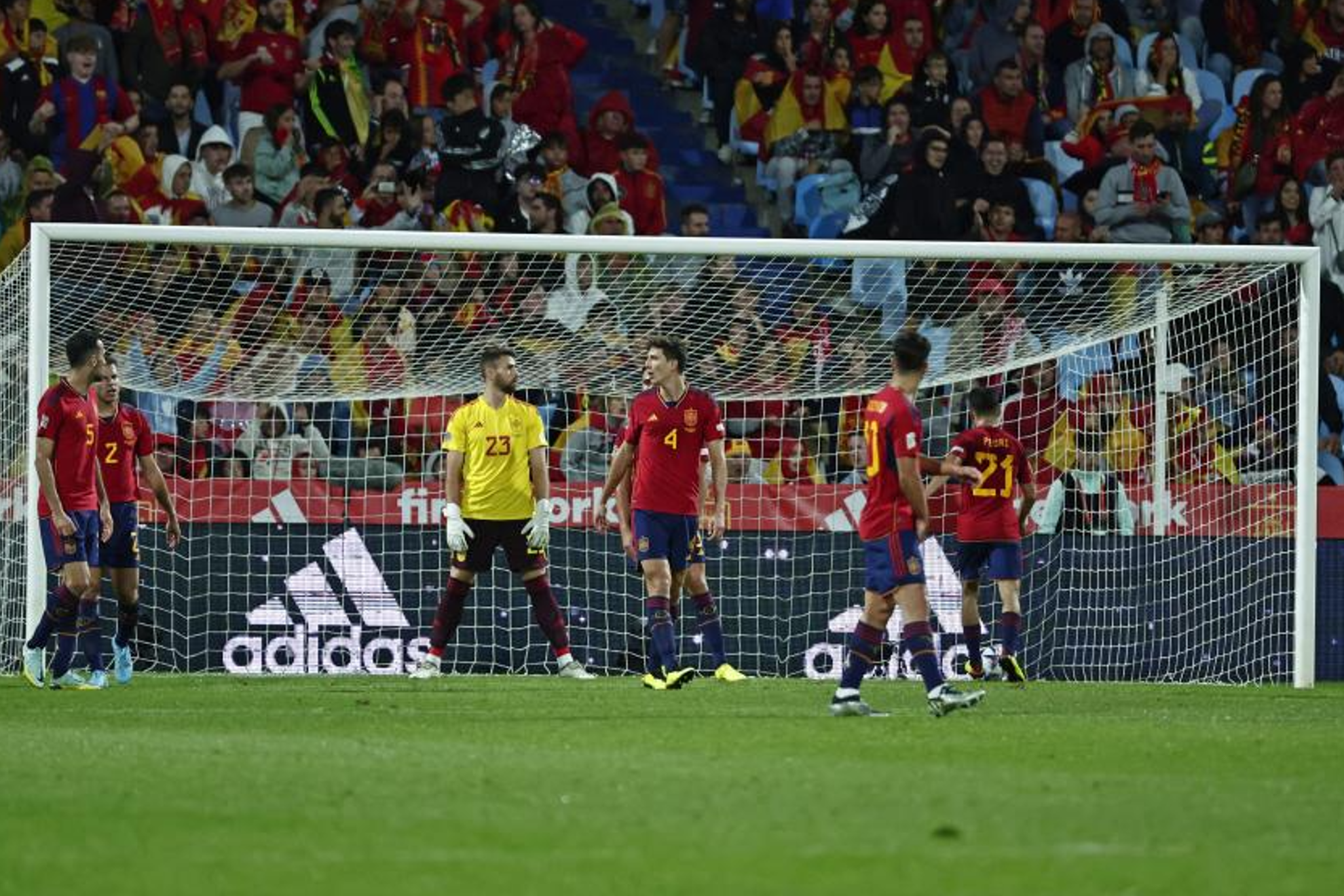 Los jugadores de la selección se lamentan tras un gol de Suiza. / Pablo Garcia/RFEF