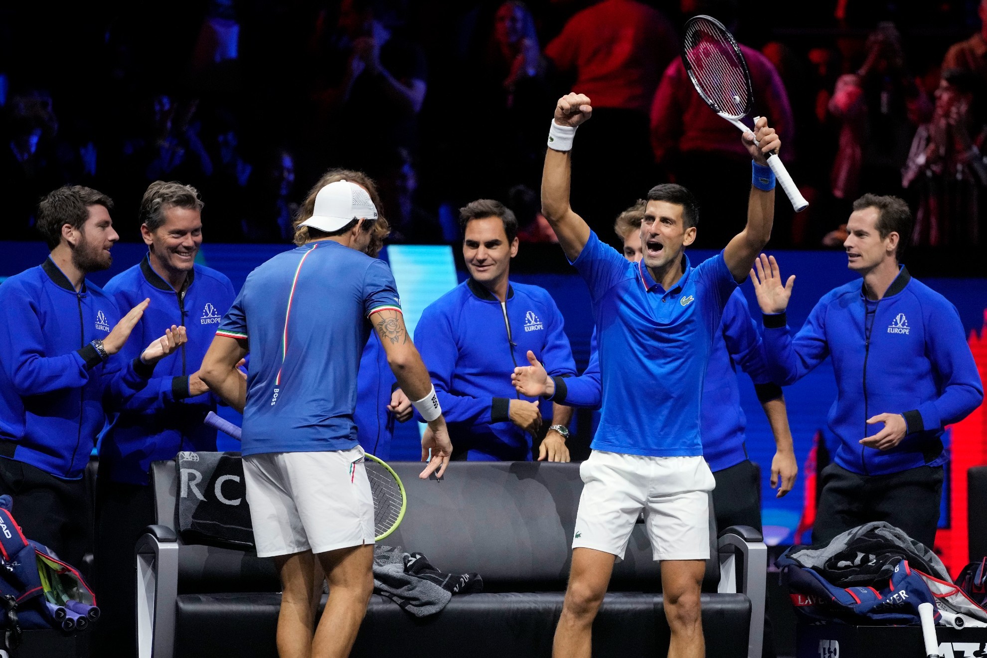Djokovic celebra con el banquillo europeo en su partido de dobles junto a Berrettini / EFE