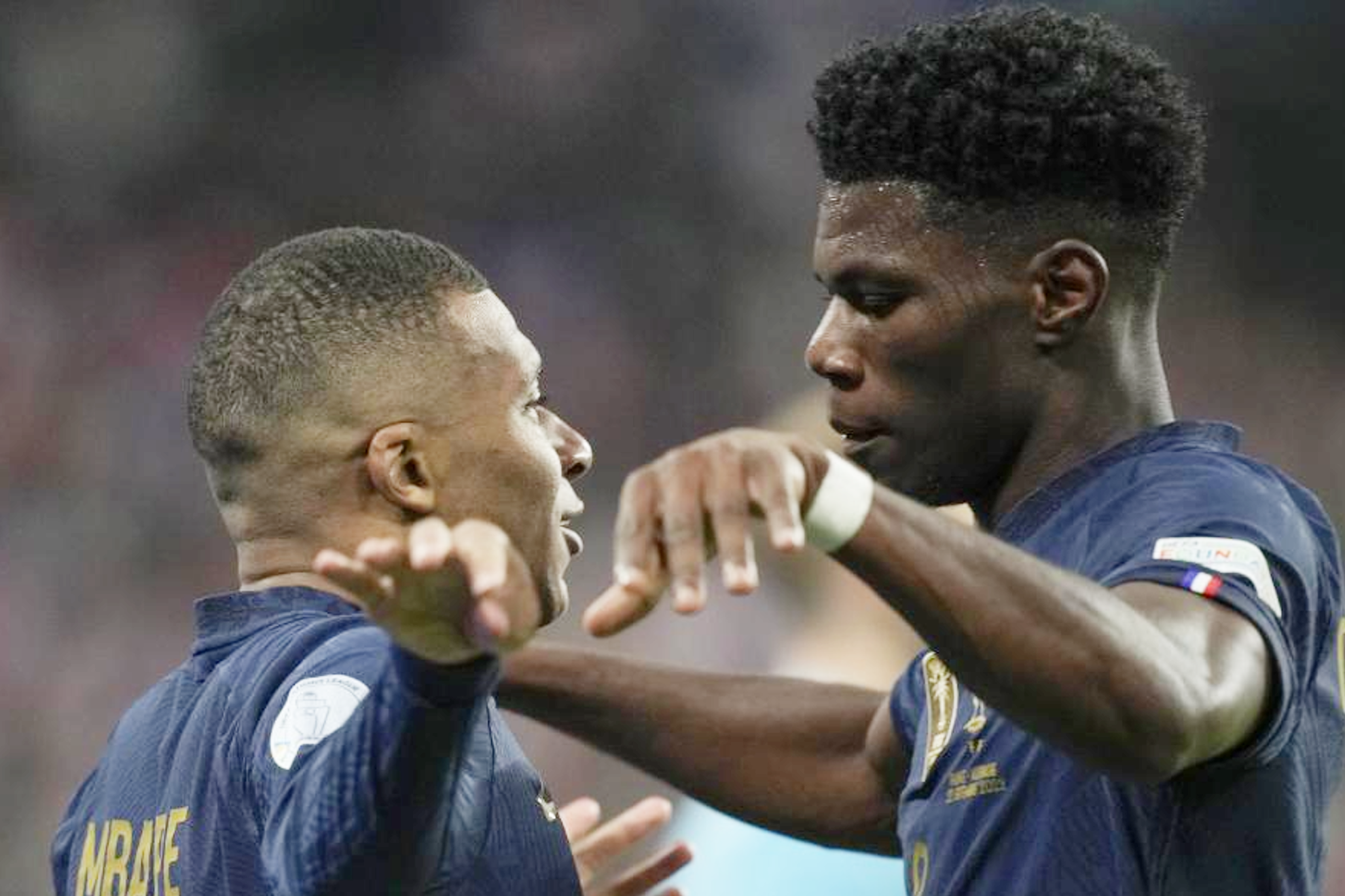 Tchouaméni se abraza a Mbappé en el encuentro de Francia ante Austria. / AP