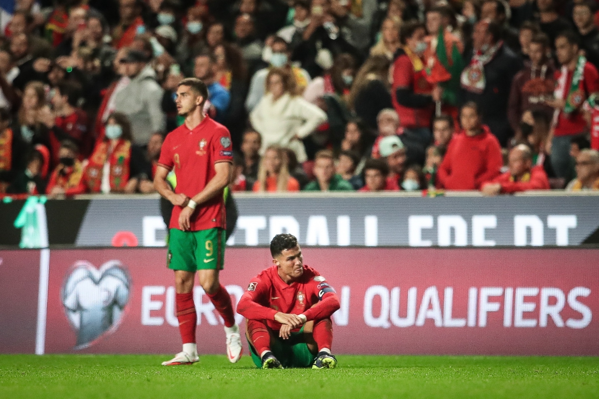 Cristiano Ronaldo y André Silva se lamentan tras caer contra Serbia. EFE