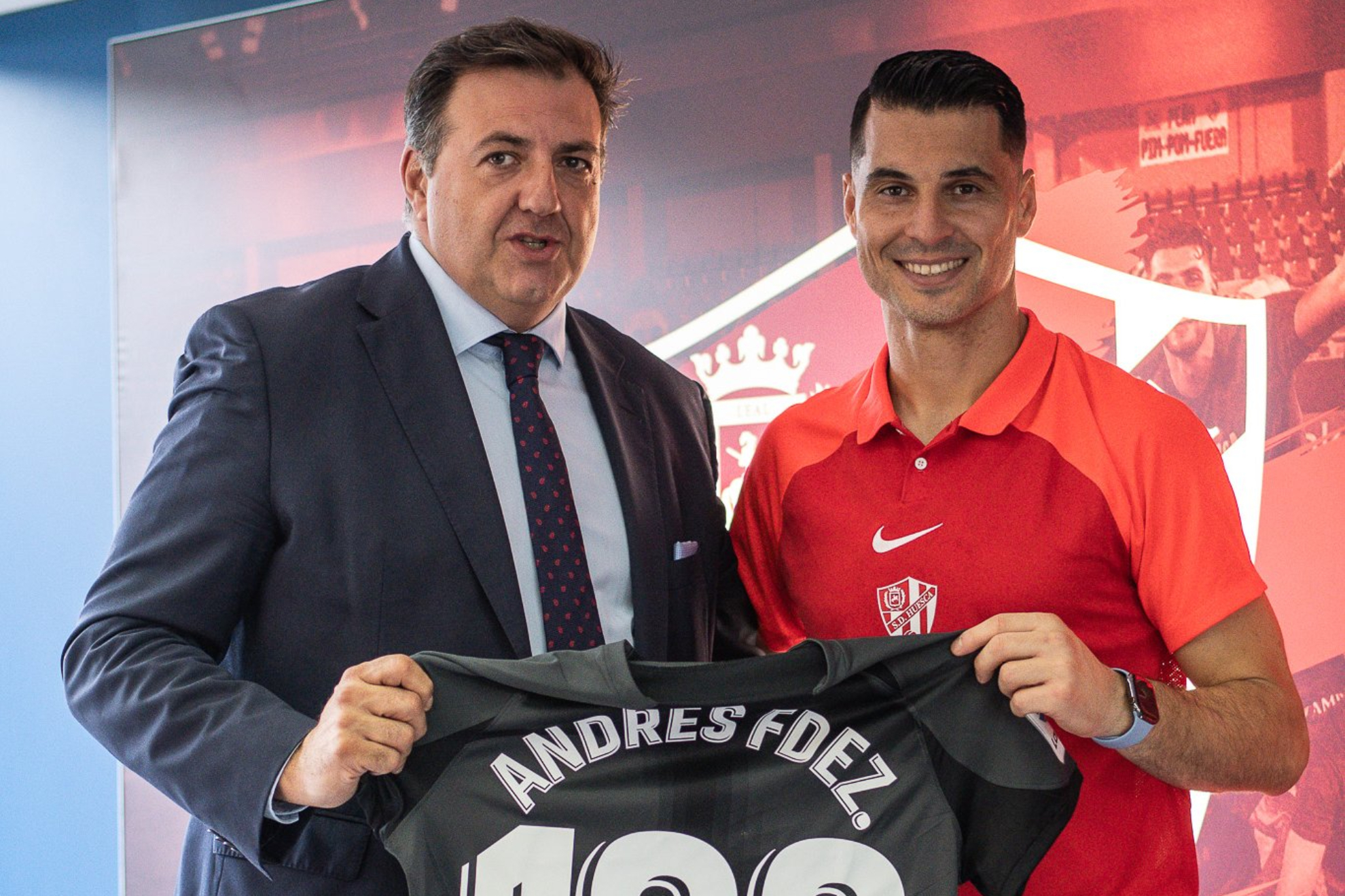 Andrés posando con la camiseta de los 100 partidos. / SDHuesca