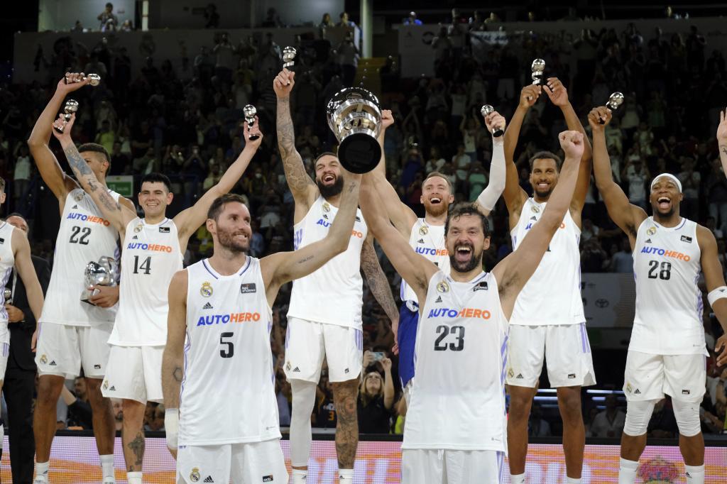 Euforia de los madridistas tras recibir el trofeo de campeones / ACB PHOTO