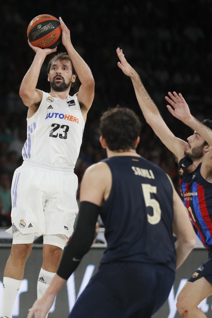 Llull is about to score one of the three triples that relaunched Real Madrid / EFE