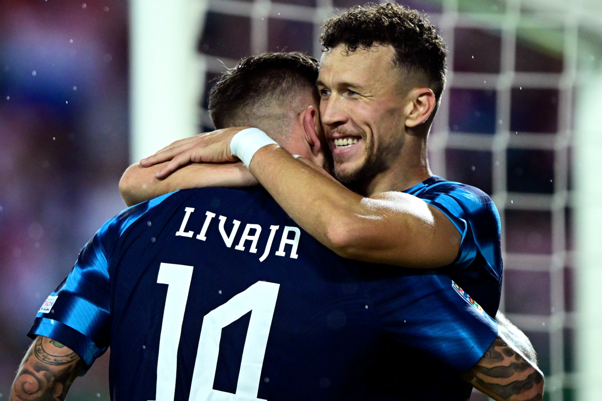 Perisic y Livaja celebran un gol ante Austria. / EFE