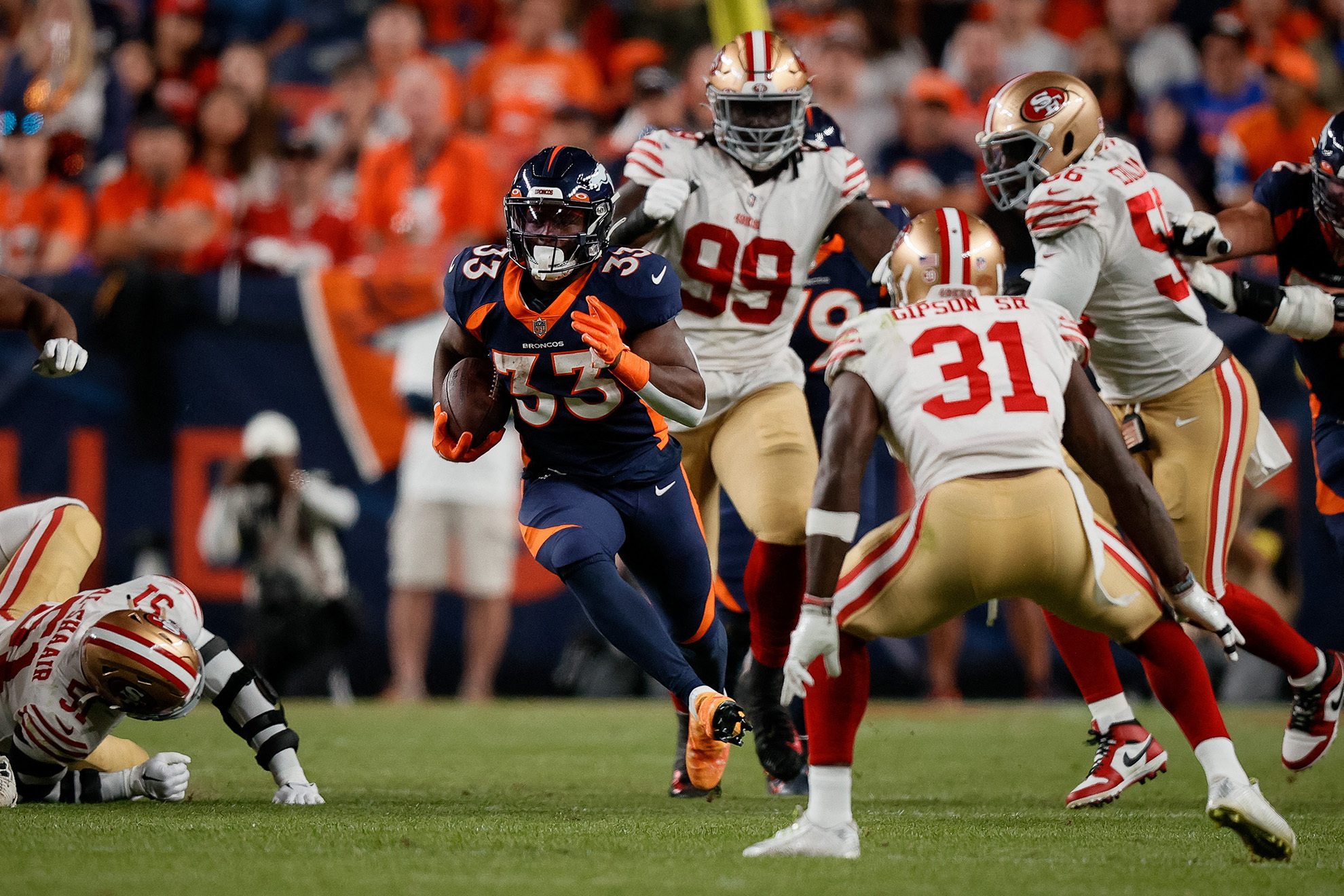 Denver Broncos vence a los 49ers en el Sunday Night Football. Reuters